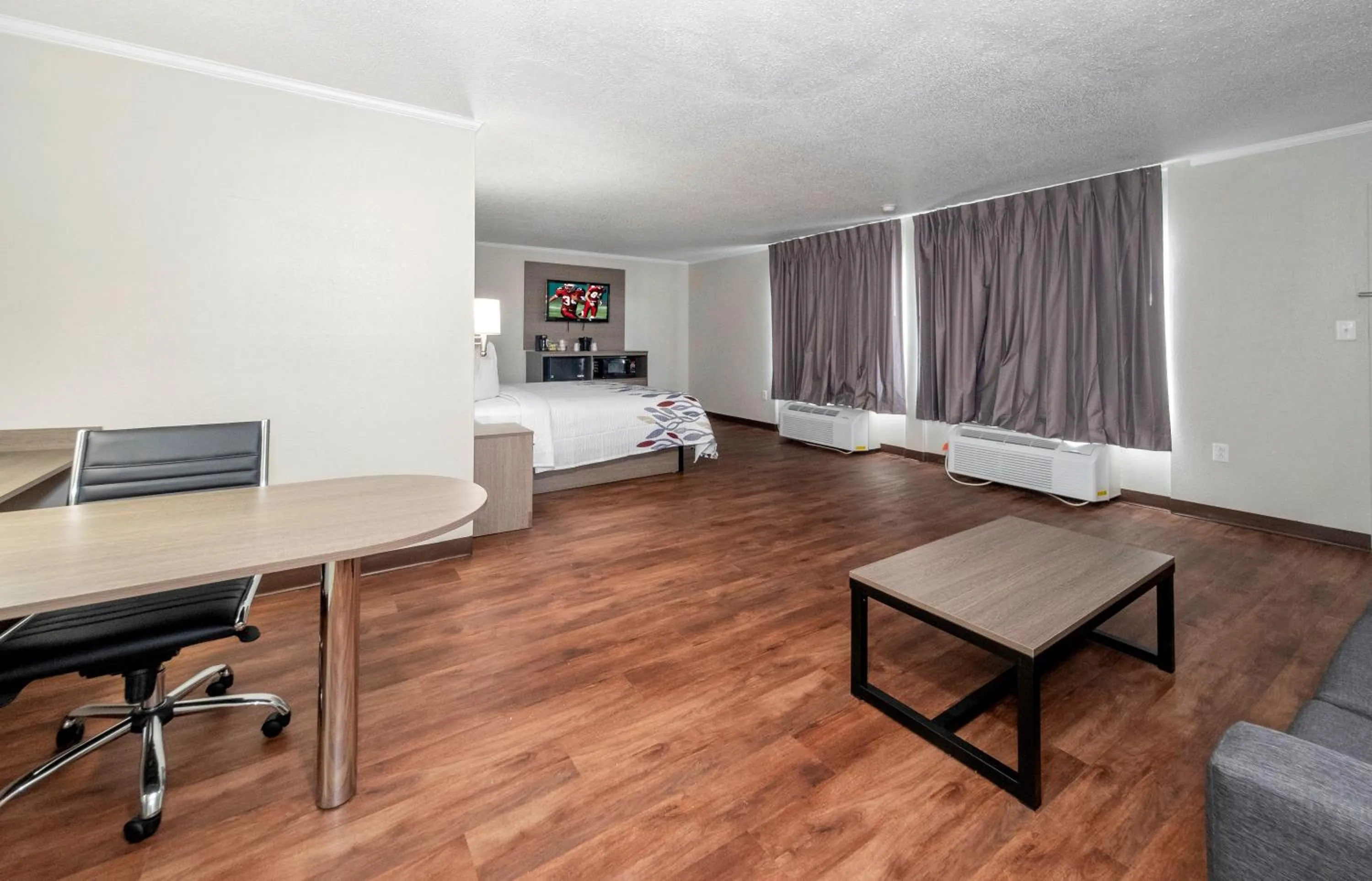 Photo of the whole room in Red Roof Inn Petersburg - Fort Lee