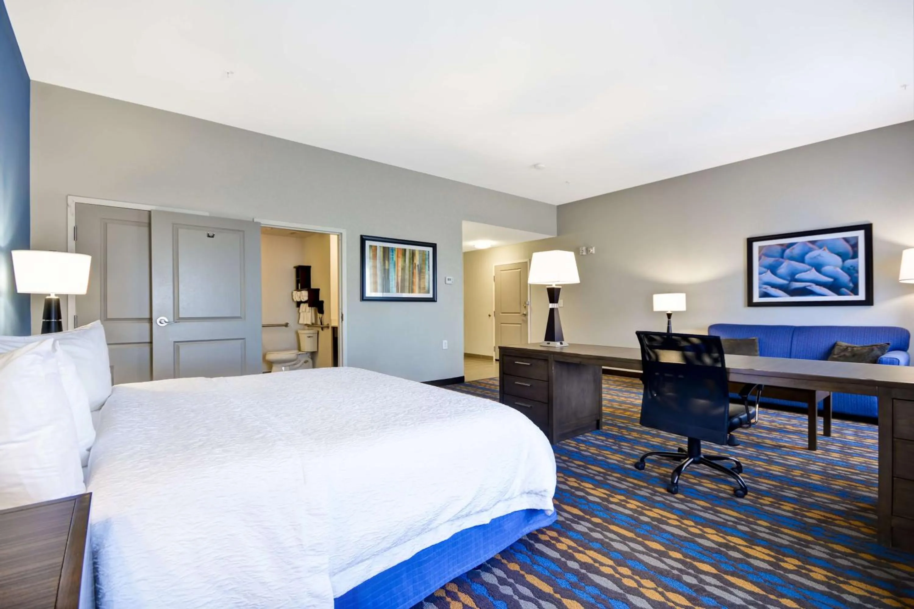 Bedroom, Bed in Hampton Inn Kenedy