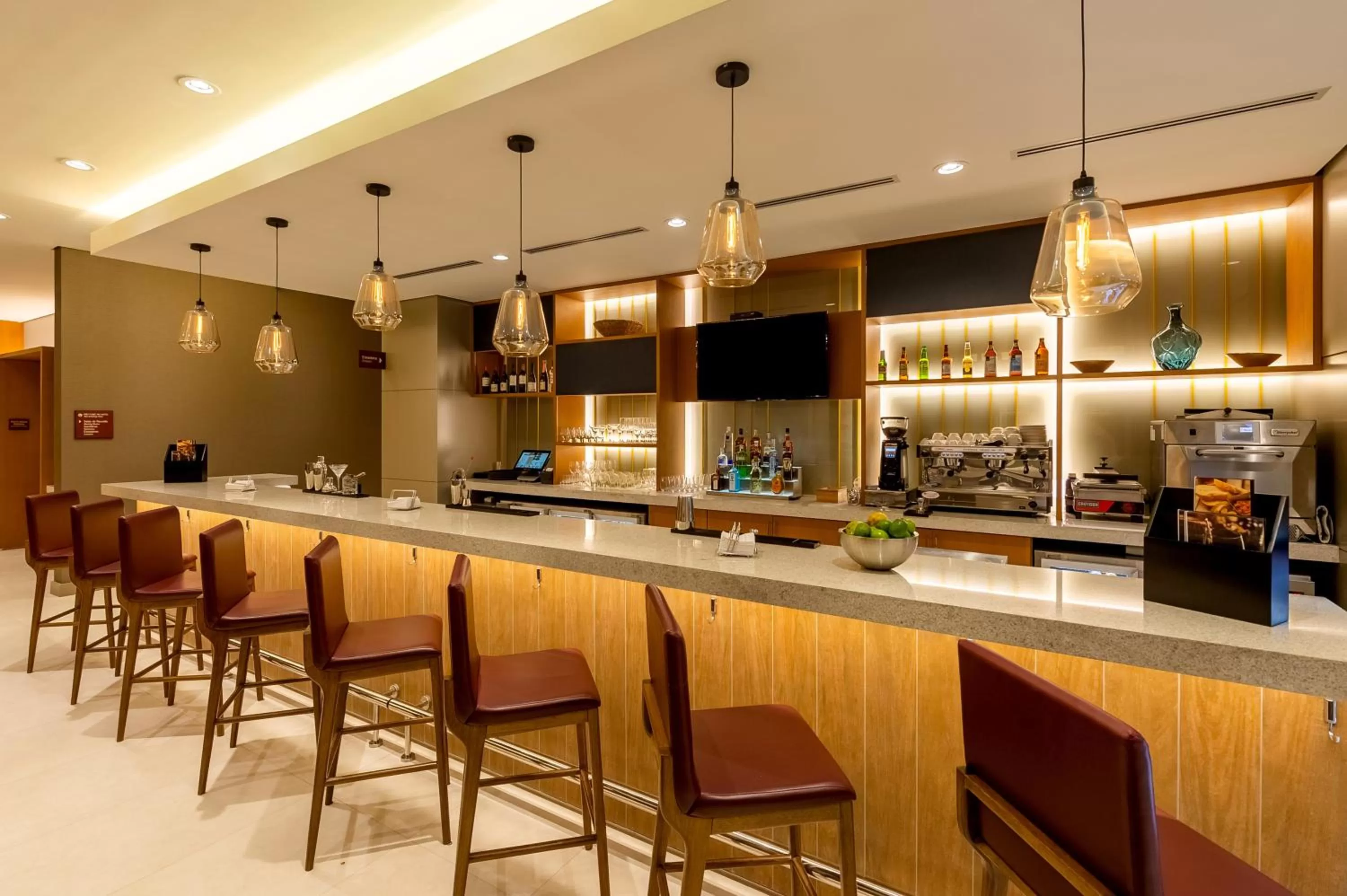 Lounge or bar in Hyatt Place Macae