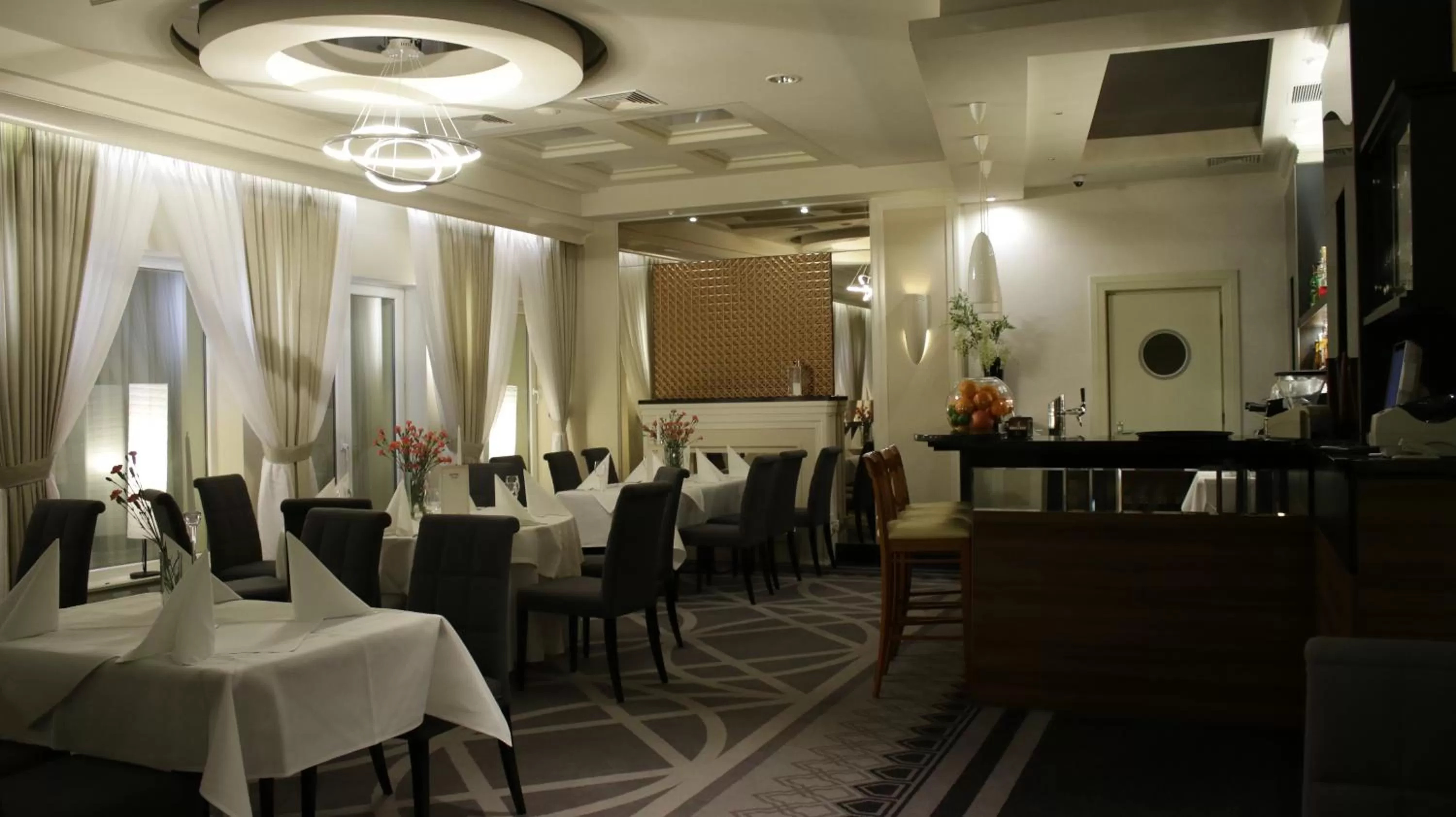 Restaurant/places to eat in Hotel Falko