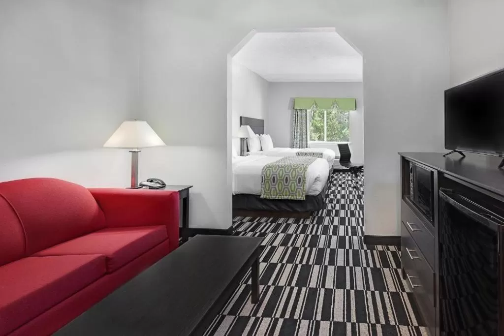 Queen Studio Suite with Roll-In Shower - Mobility Accessible/Non-Smoking in Holiday Inn Express & Suites Sulphur Springs by IHG