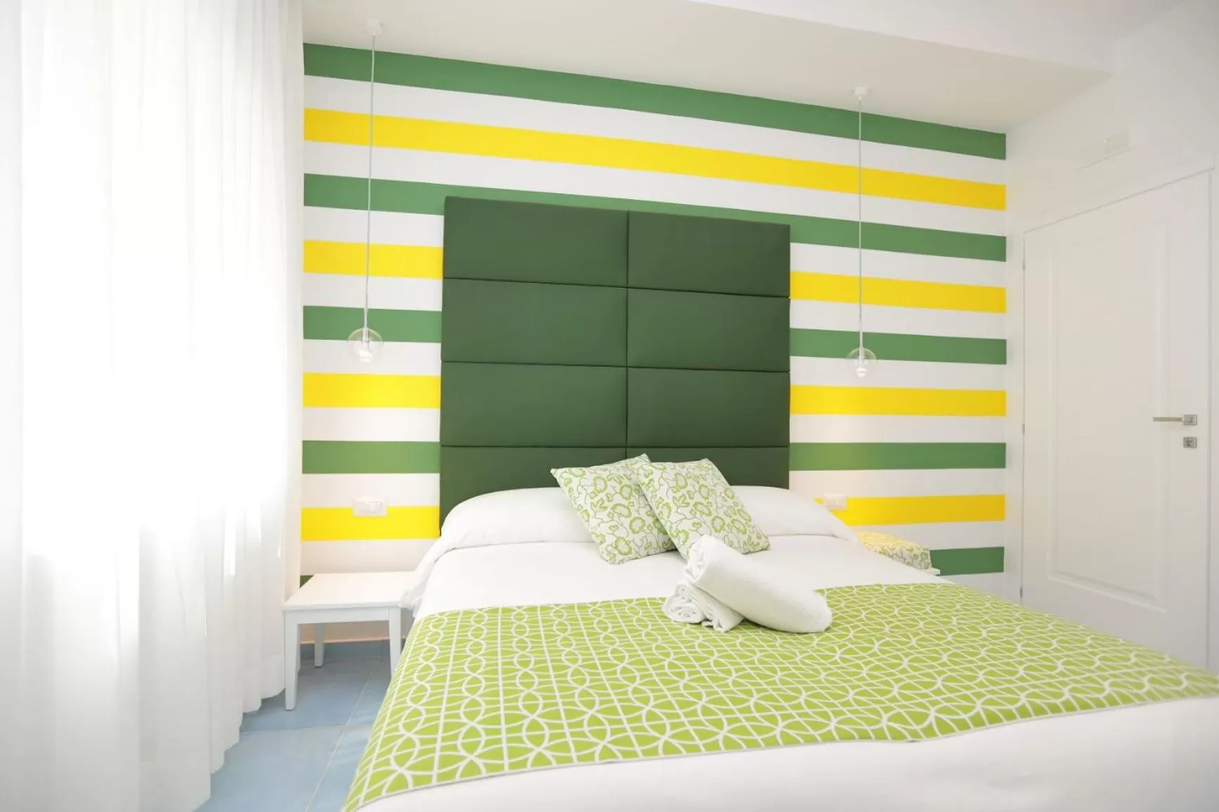 Photo of the whole room, Bed in Domus Meta