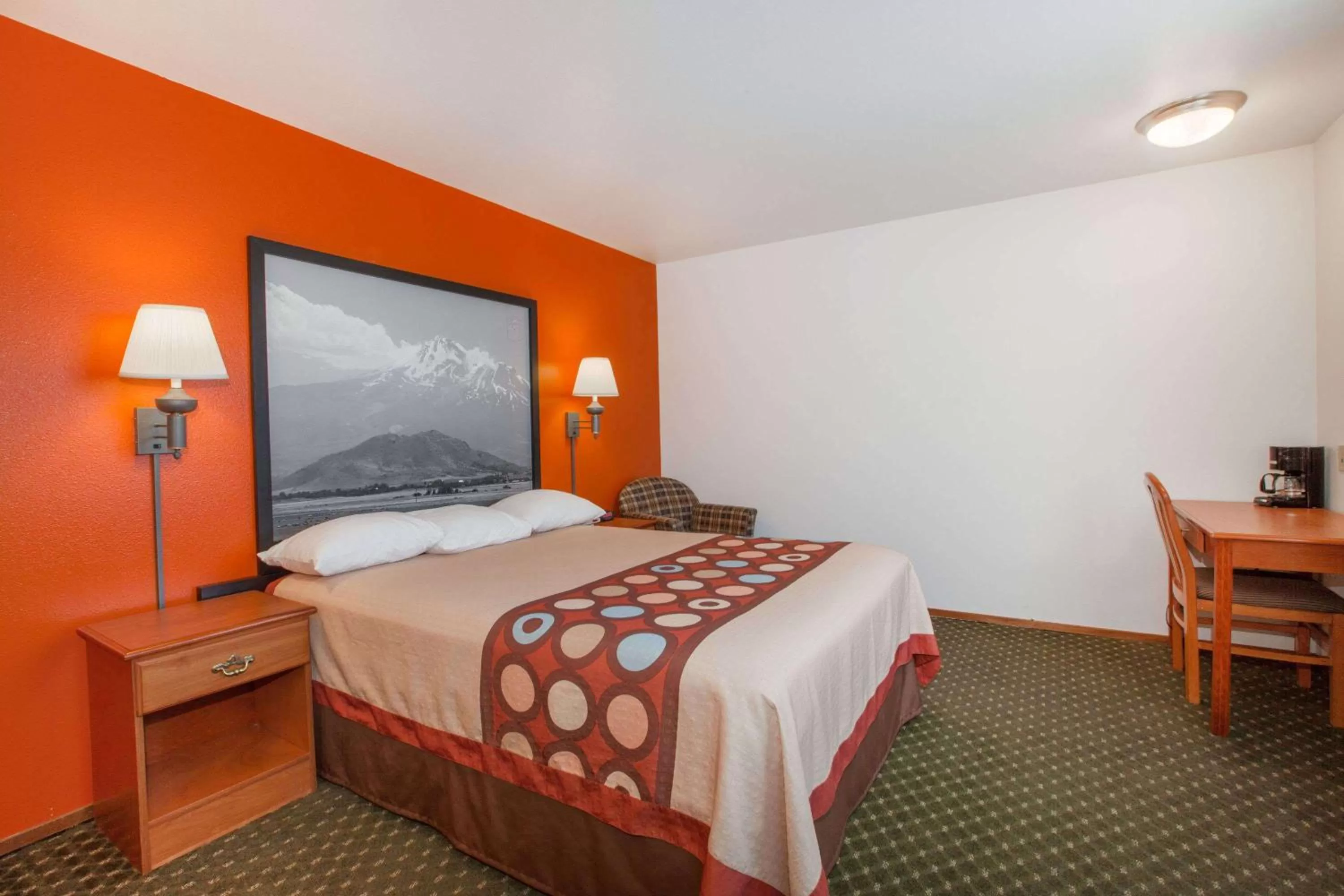 Photo of the whole room, Bed in Super 8 by Wyndham Cloverdale Wine Country