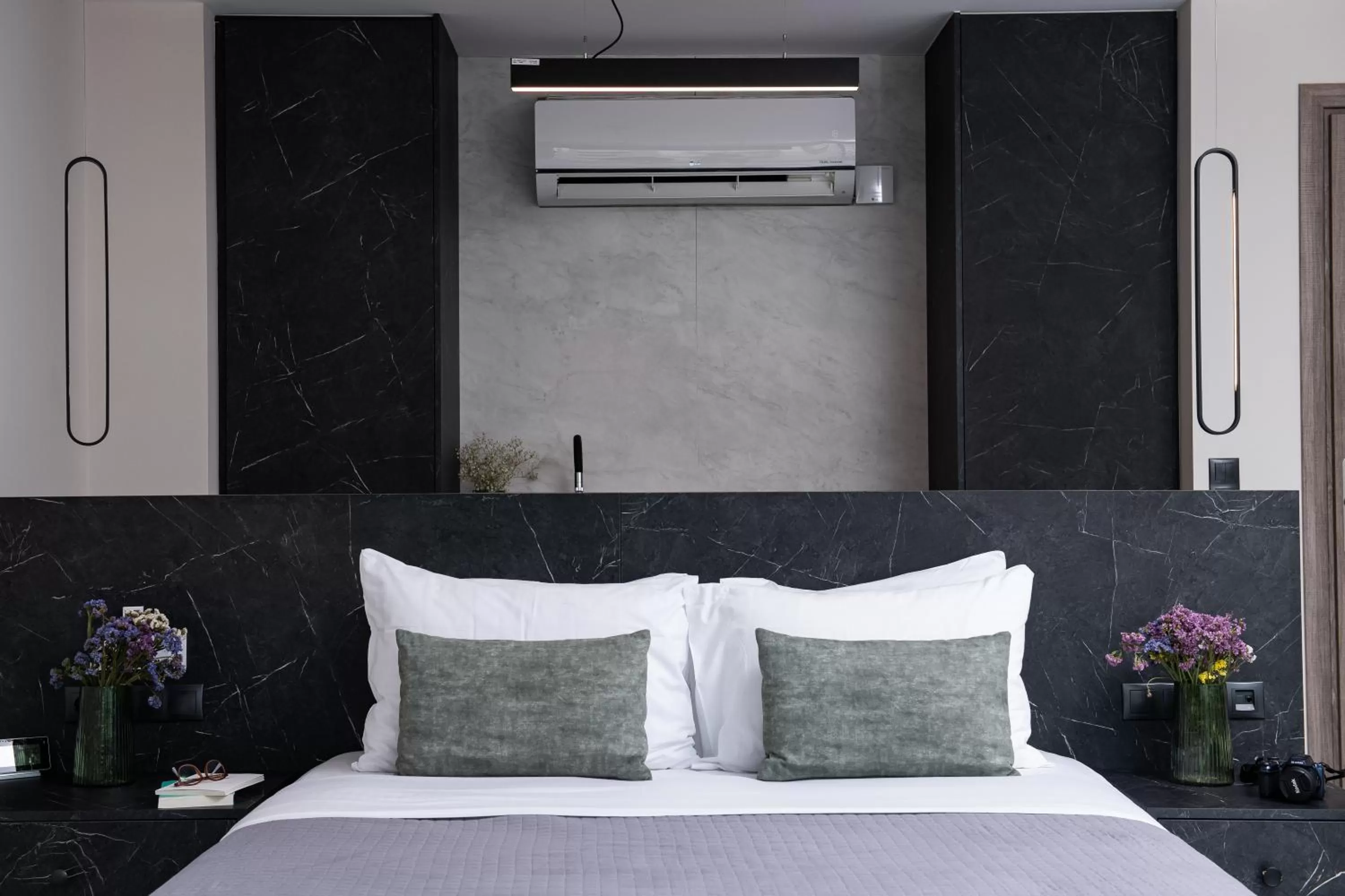 Photo of the whole room, Bed in Enattica Suites