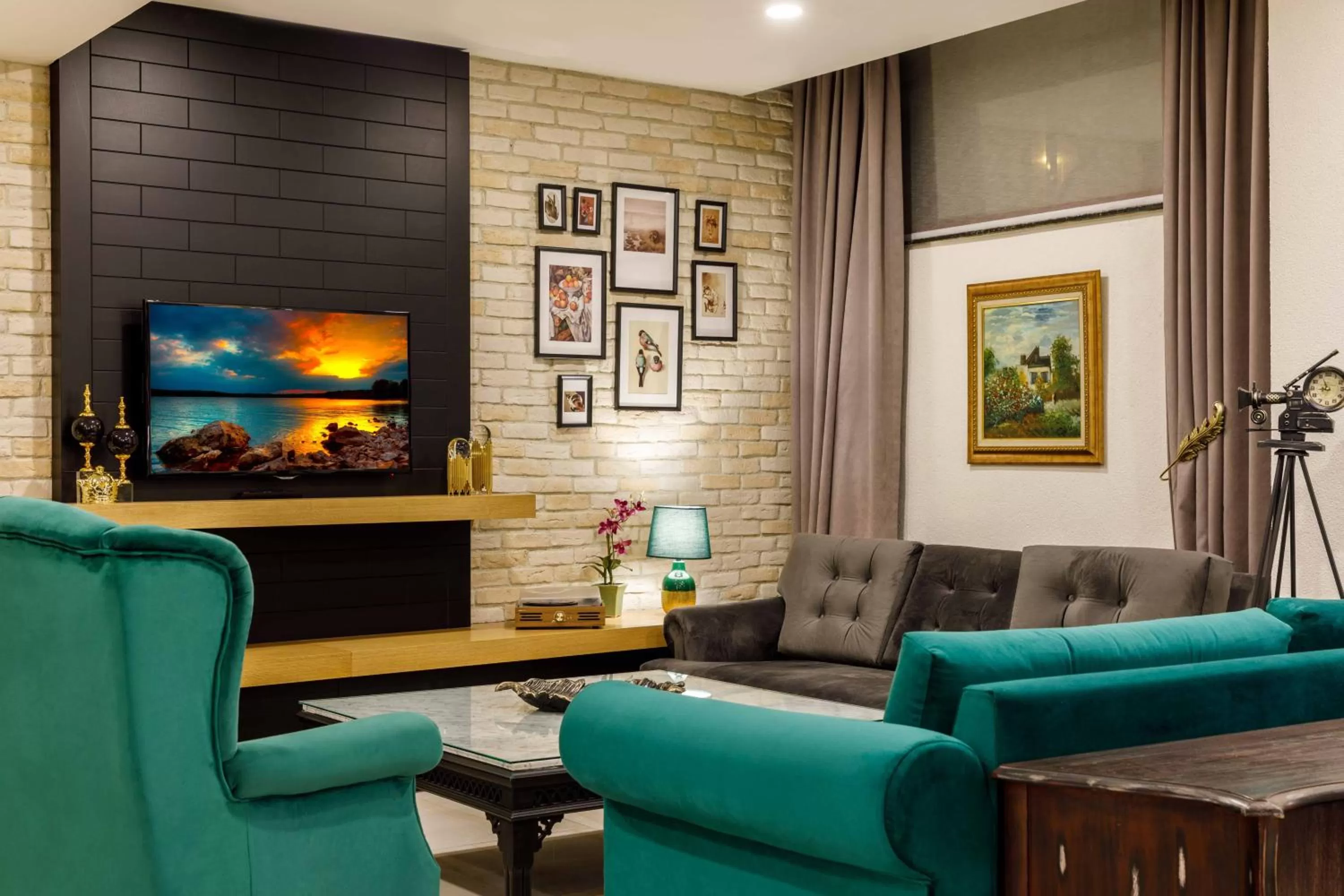 Lobby or reception in Golden Crown Hotel