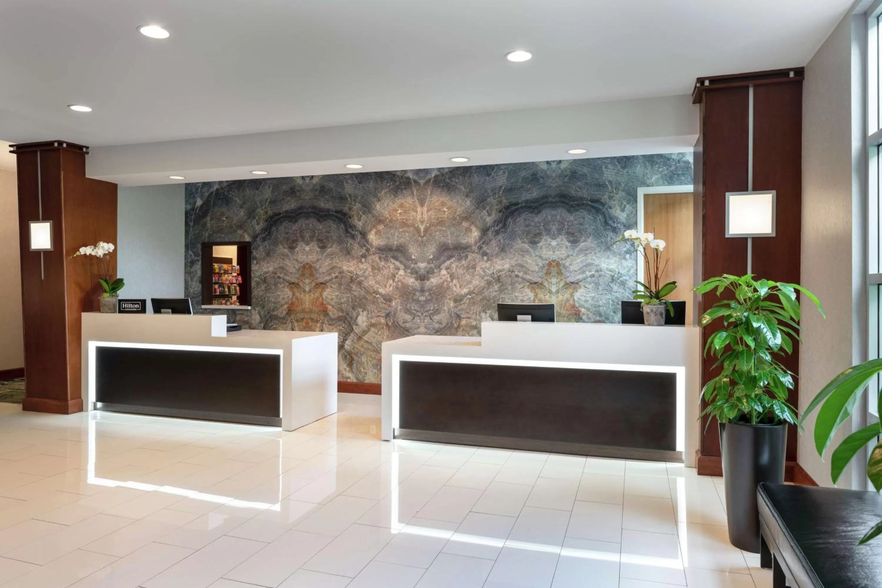 Lobby or reception in DoubleTree by Hilton San Francisco Airport North Bayfront
