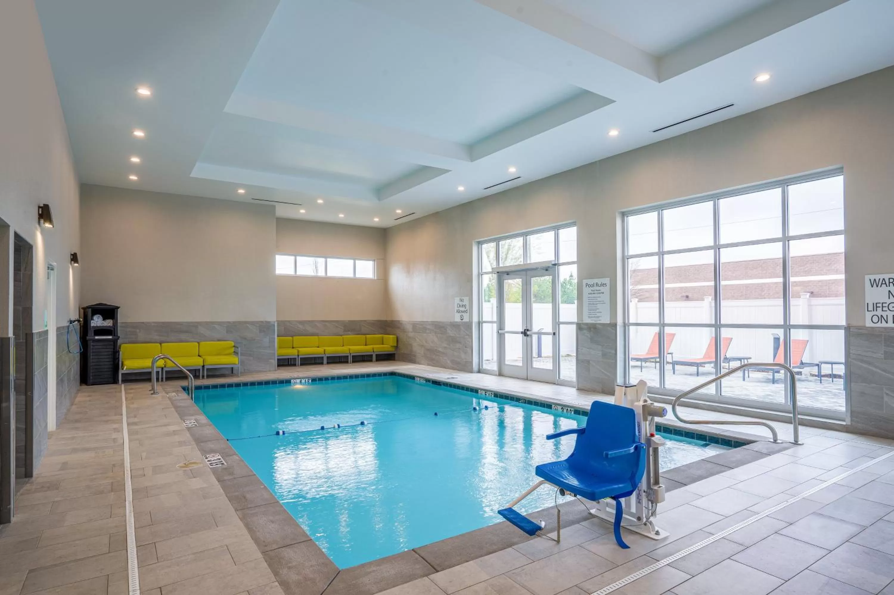 Swimming pool in Holiday Inn & Suites Memphis Southeast-Germantown by IHG