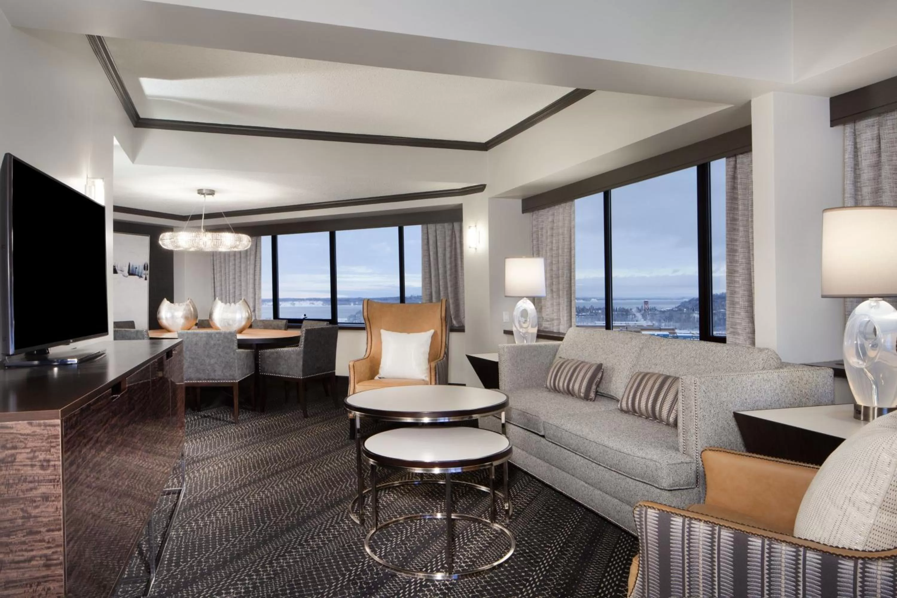 Living room in Sheraton Anchorage Hotel