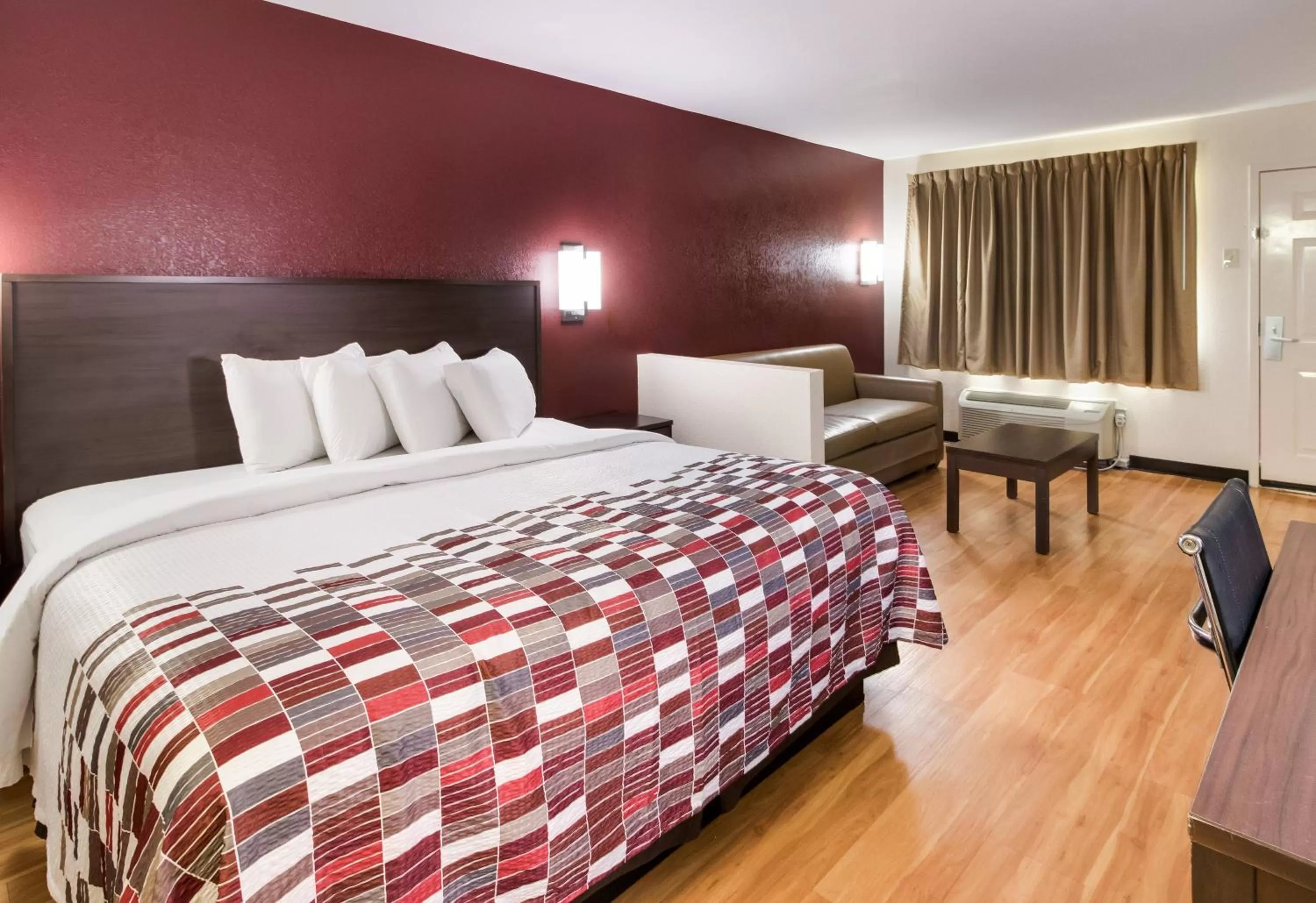 Photo of the whole room, Bed in Red Roof Inn & Suites Commerce - Athens