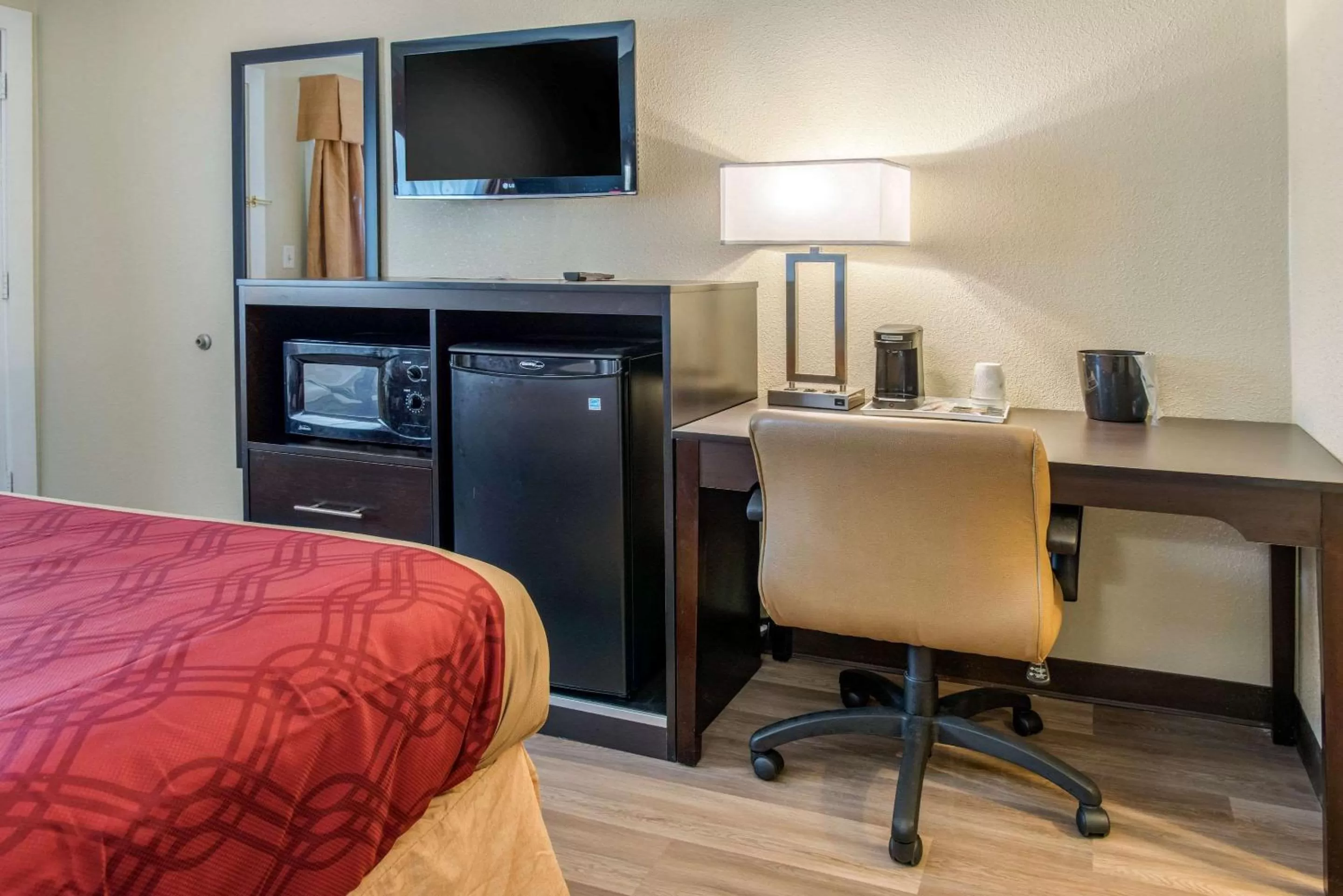 Photo of the whole room in Econo Lodge Freeport - Brunswick Area