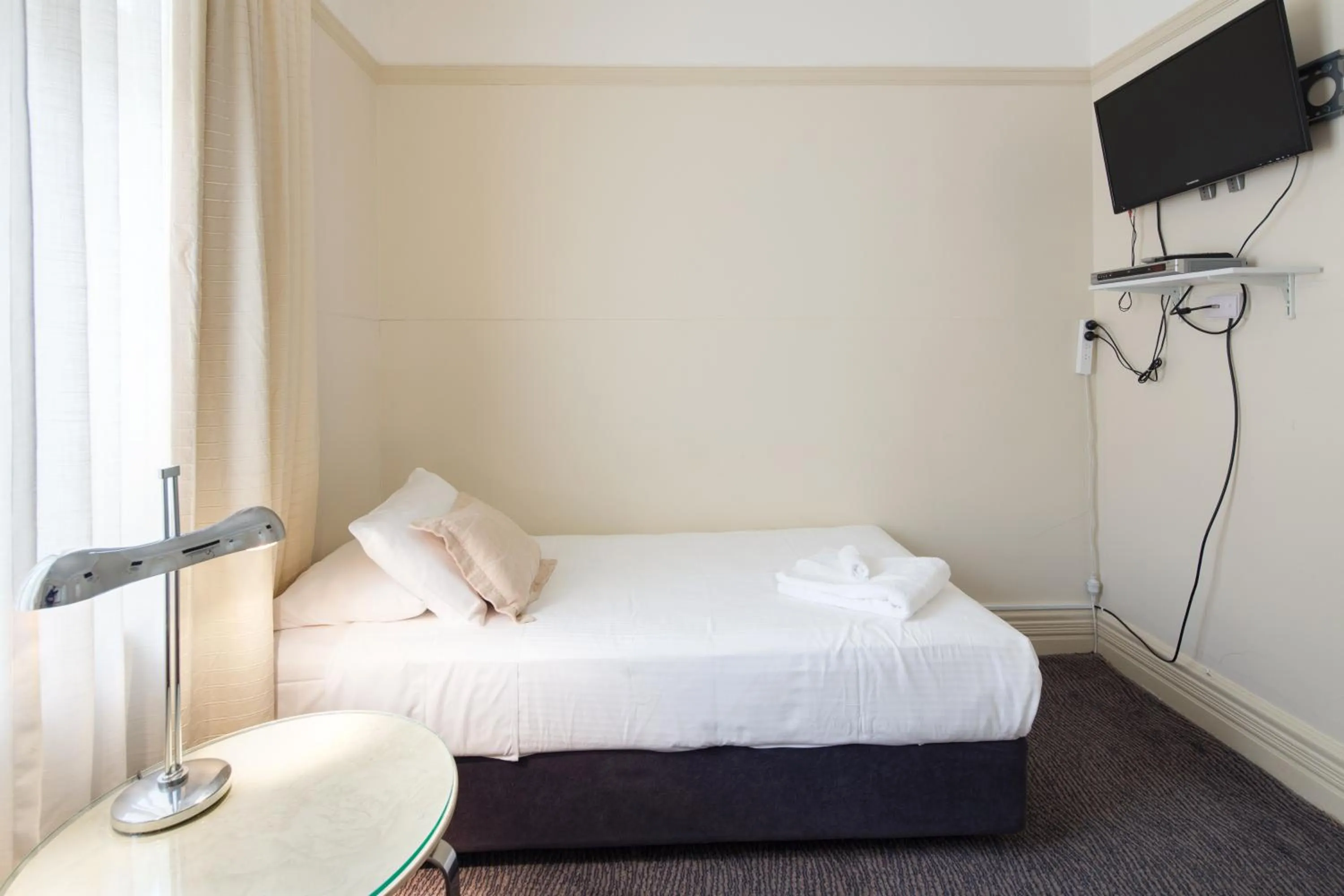 Photo of the whole room, Bed in Neutral Bay Lodge