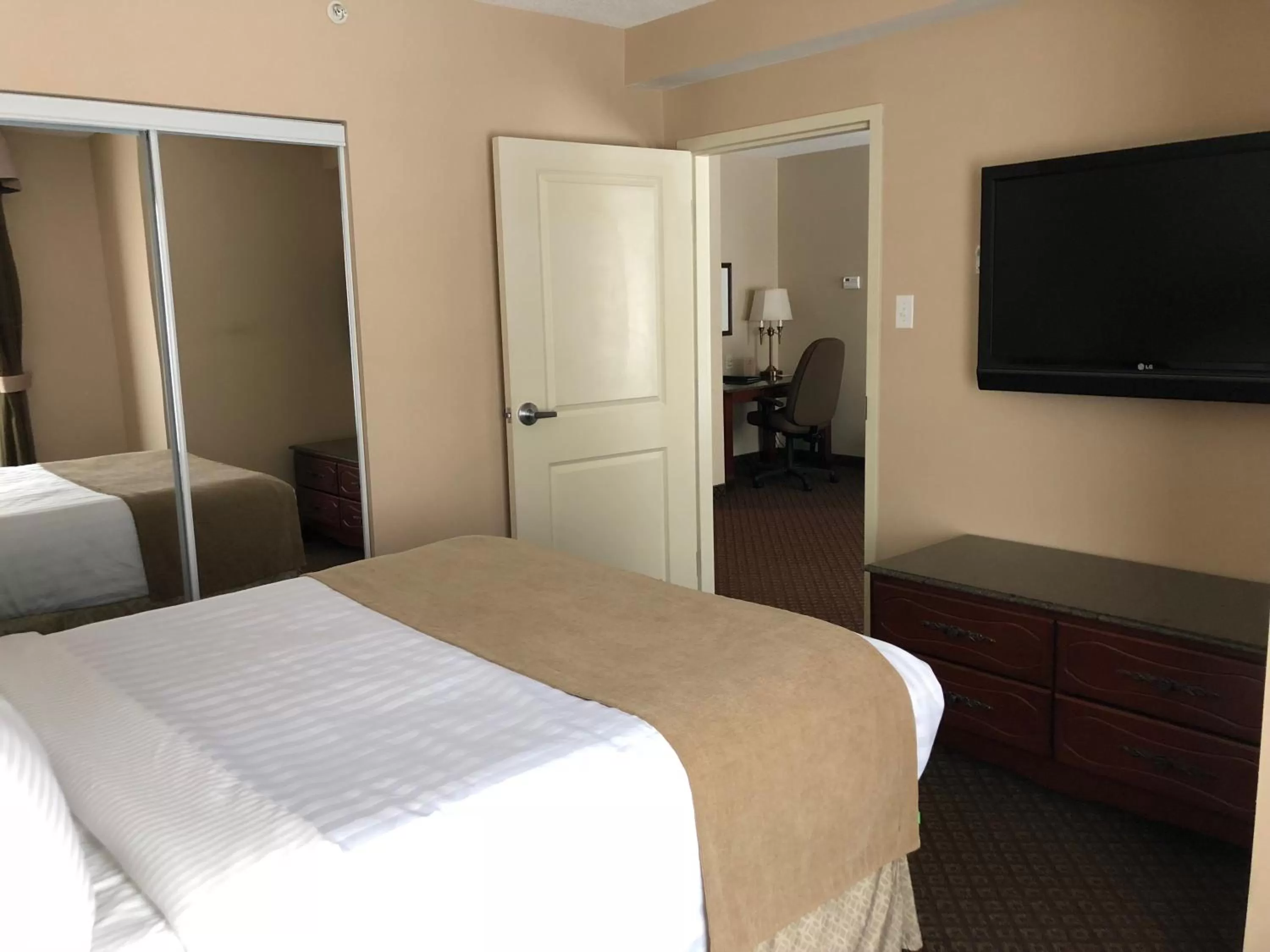 TV and multimedia, Bed in Chateau Saint John Trademark Collection by Wyndham