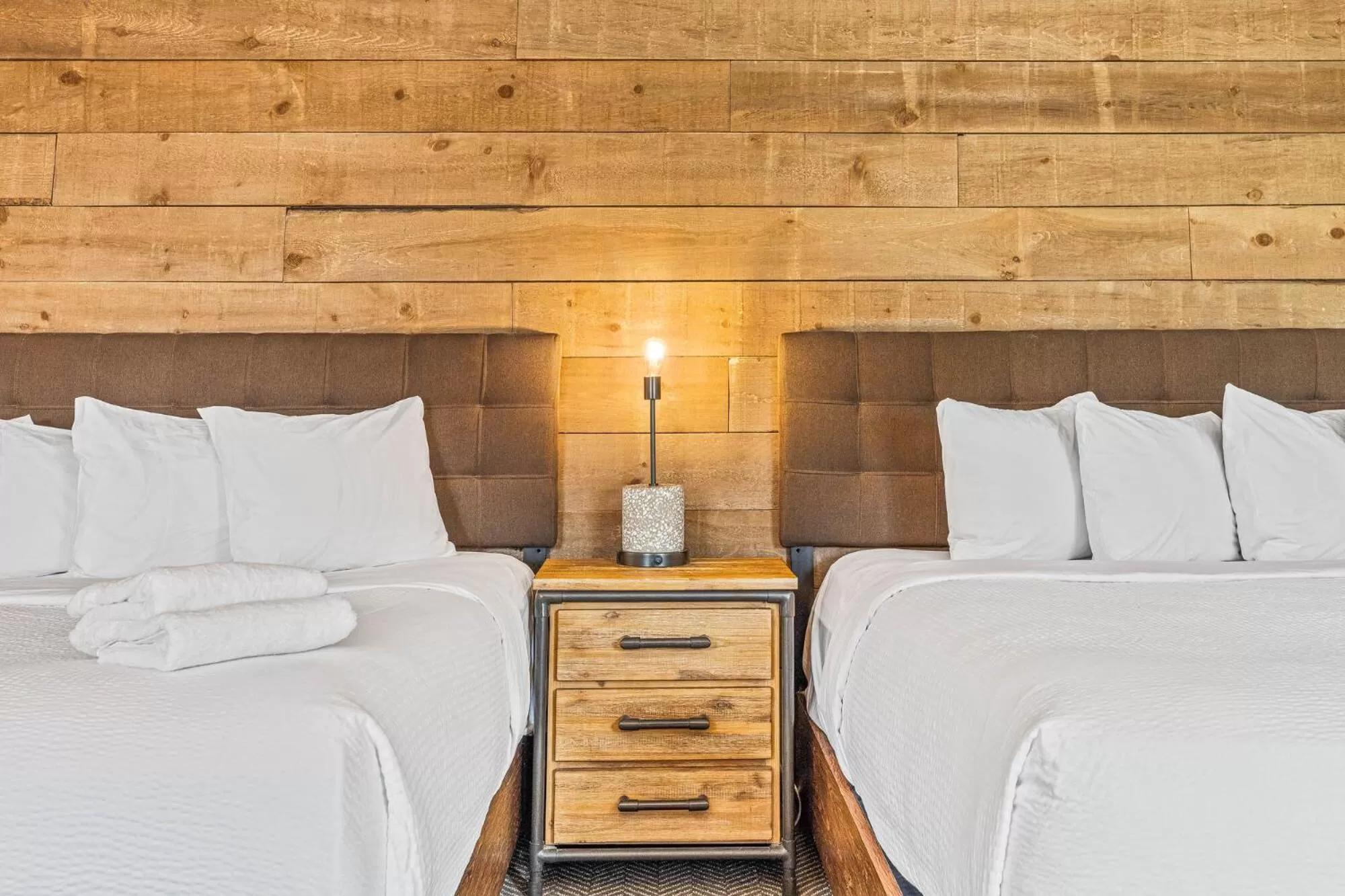 Bedroom, Bed in Basecamp Lodge Canmore