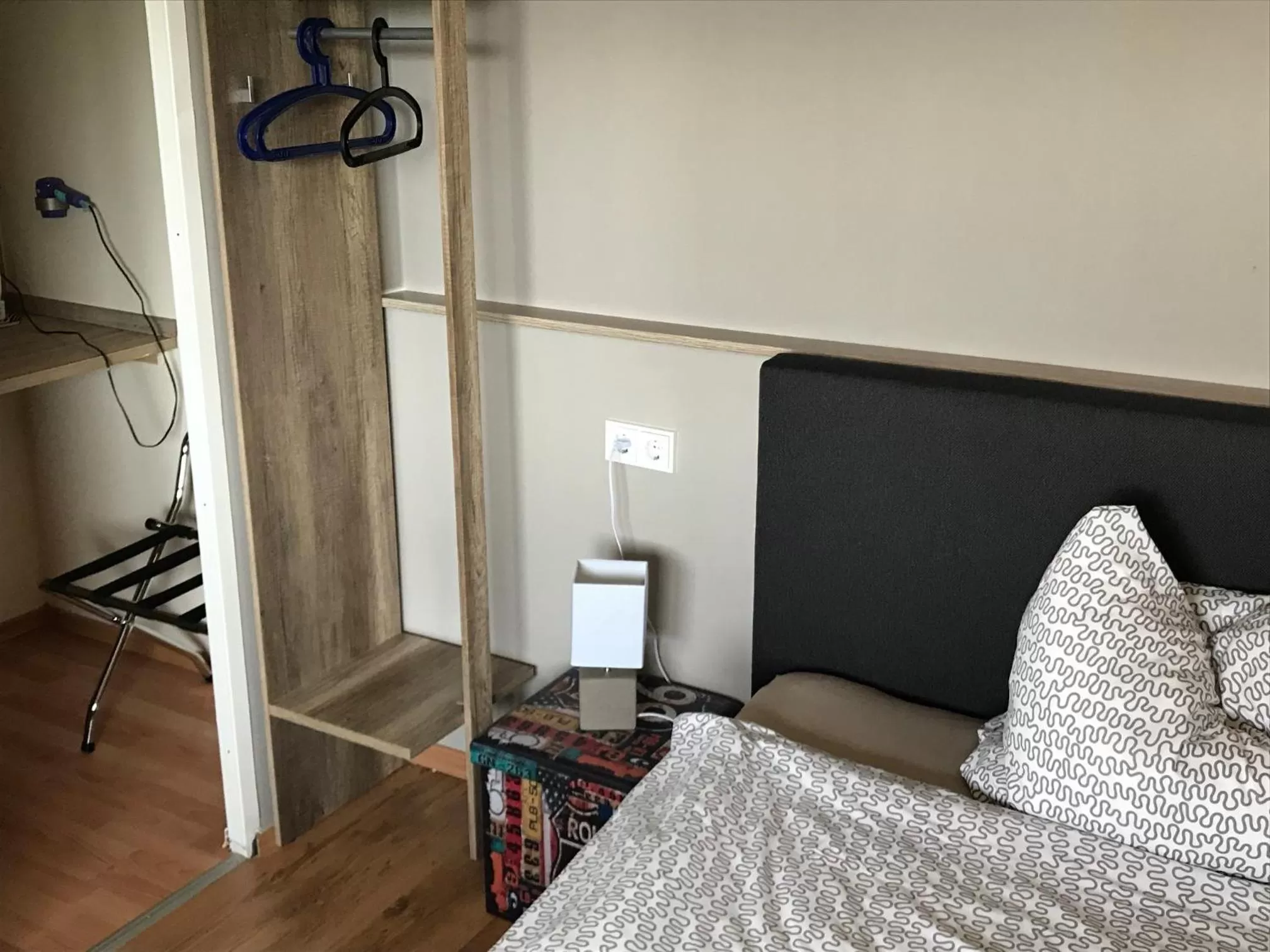 Decorative detail, Bed in Kraft Hotel-Klimaanlage in jedem Zimmer, AC in each room!