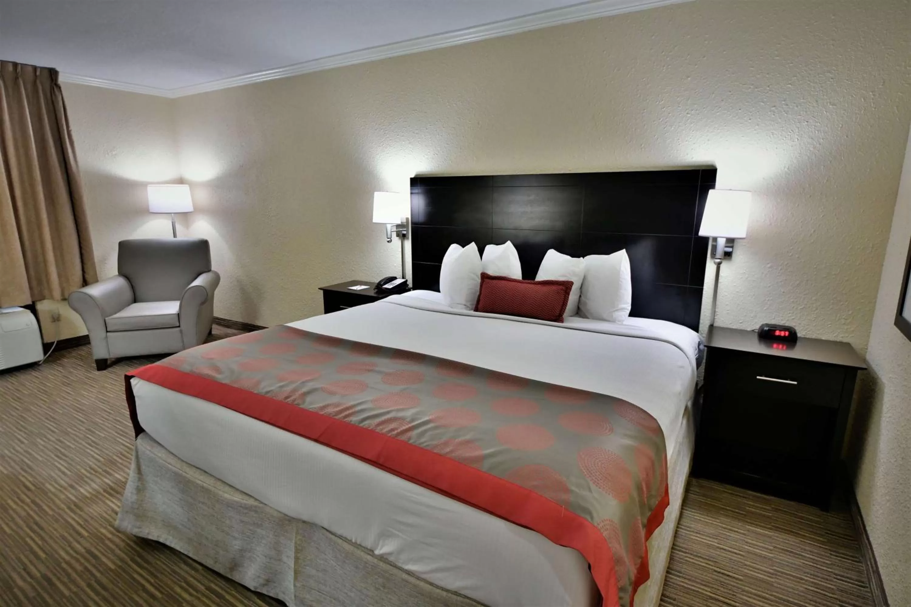 Photo of the whole room, Bed in Ramada by Wyndham Jacksonville Hotel & Conference Center