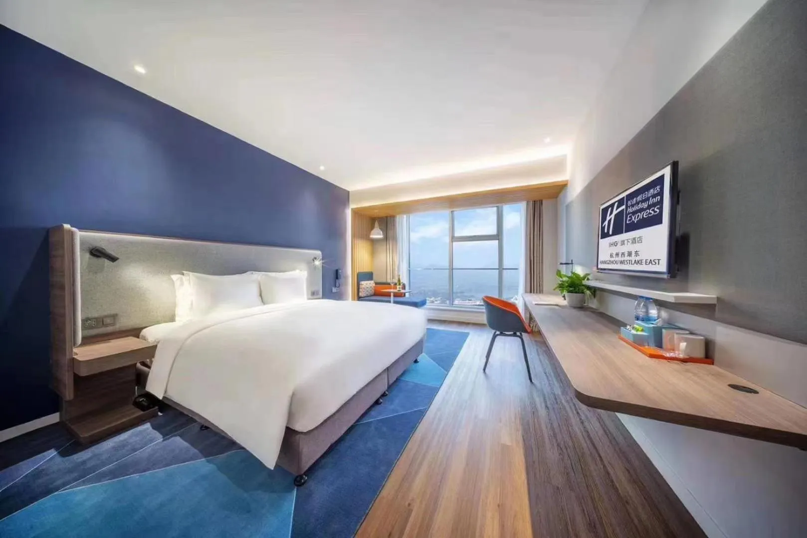 Photo of the whole room, Bed in Holiday Inn Express - Wuhan Optical Valley by IHG