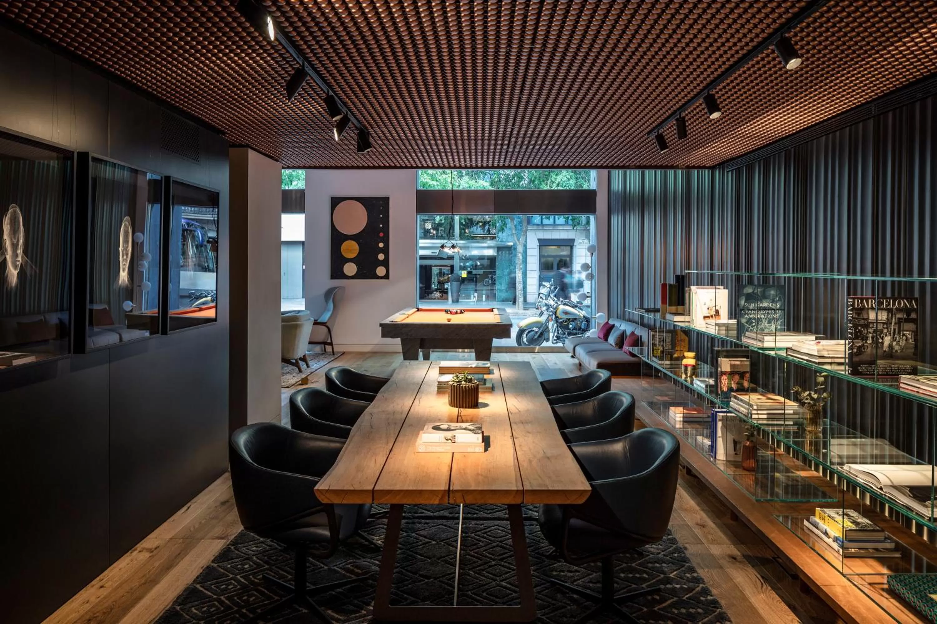 Lounge or bar in Sir Victor Hotel, part of Sircle Collection