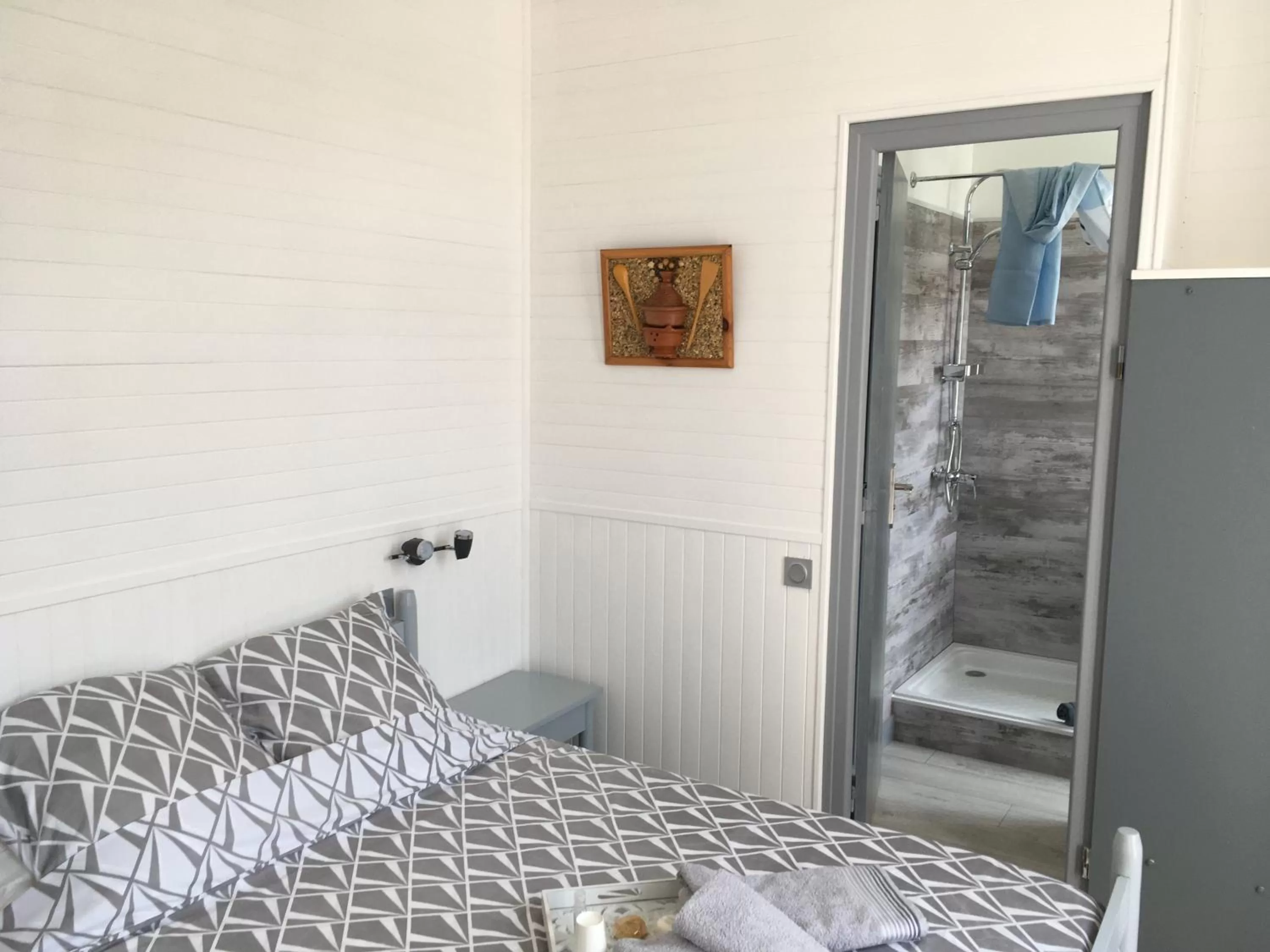 Photo of the whole room, Bed in Auberge du Chêne