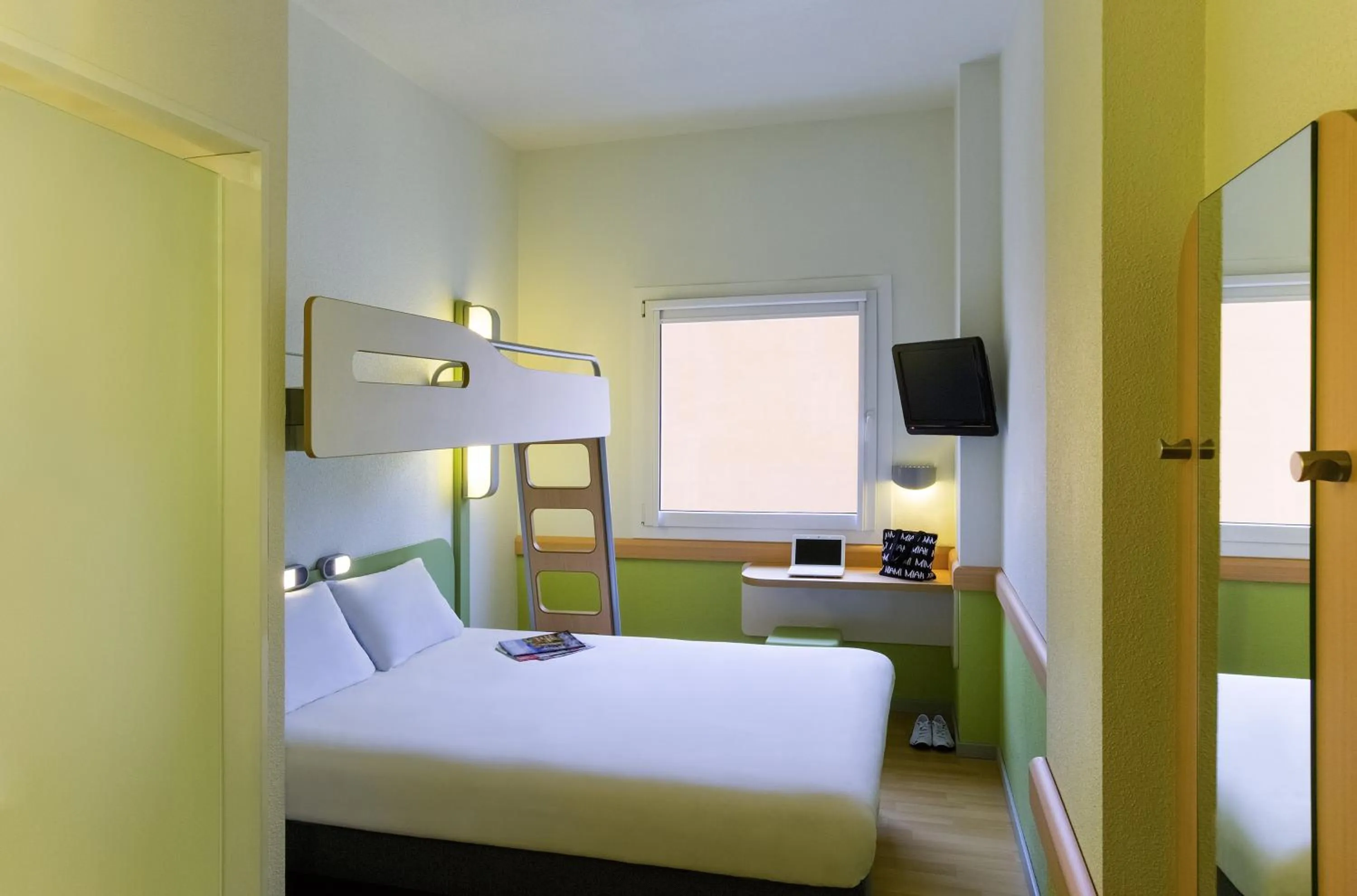 Photo of the whole room, Bed in Ibis Budget Madrid Vallecas