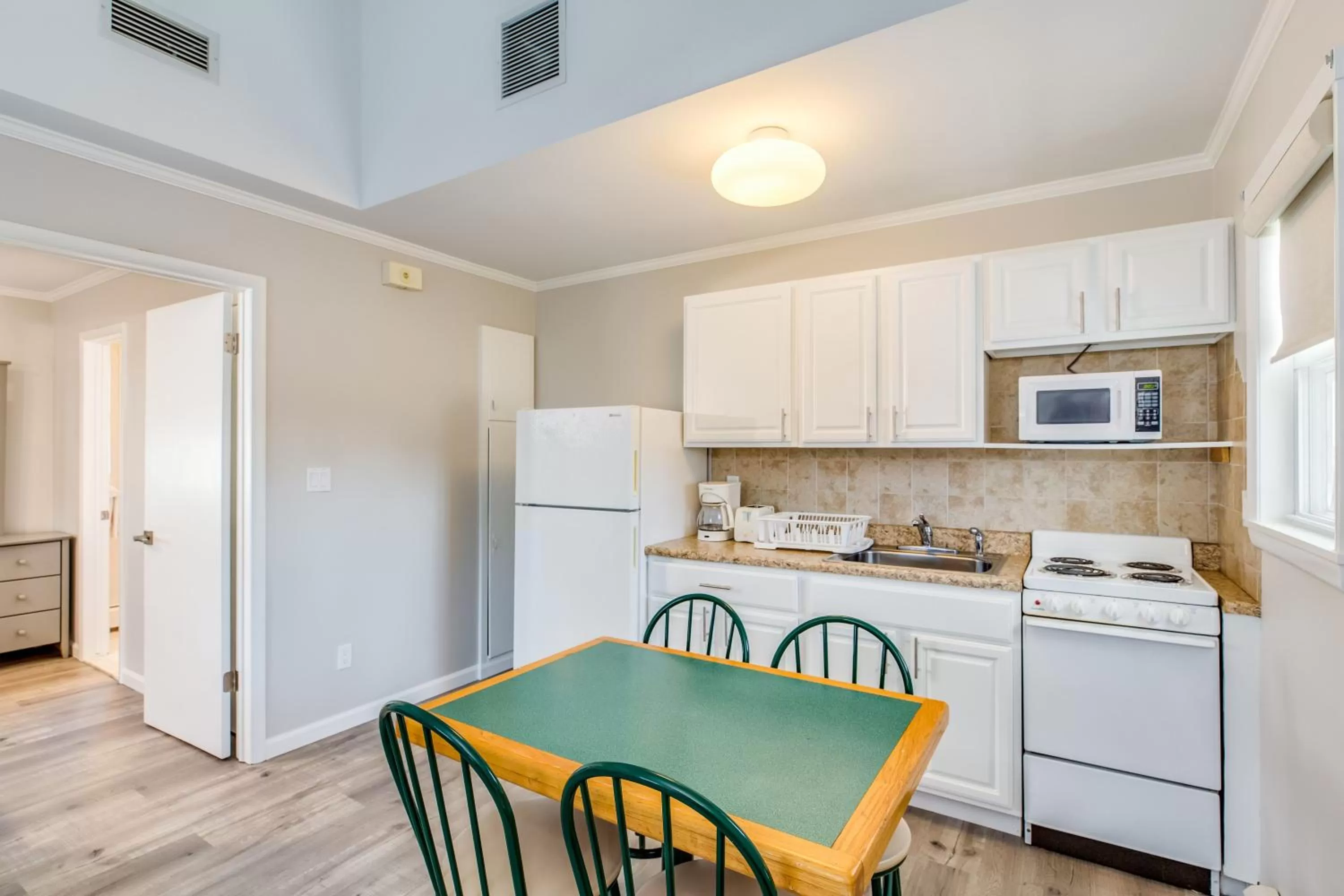 Kitchen/Kitchenette in Colonial Shores Resort