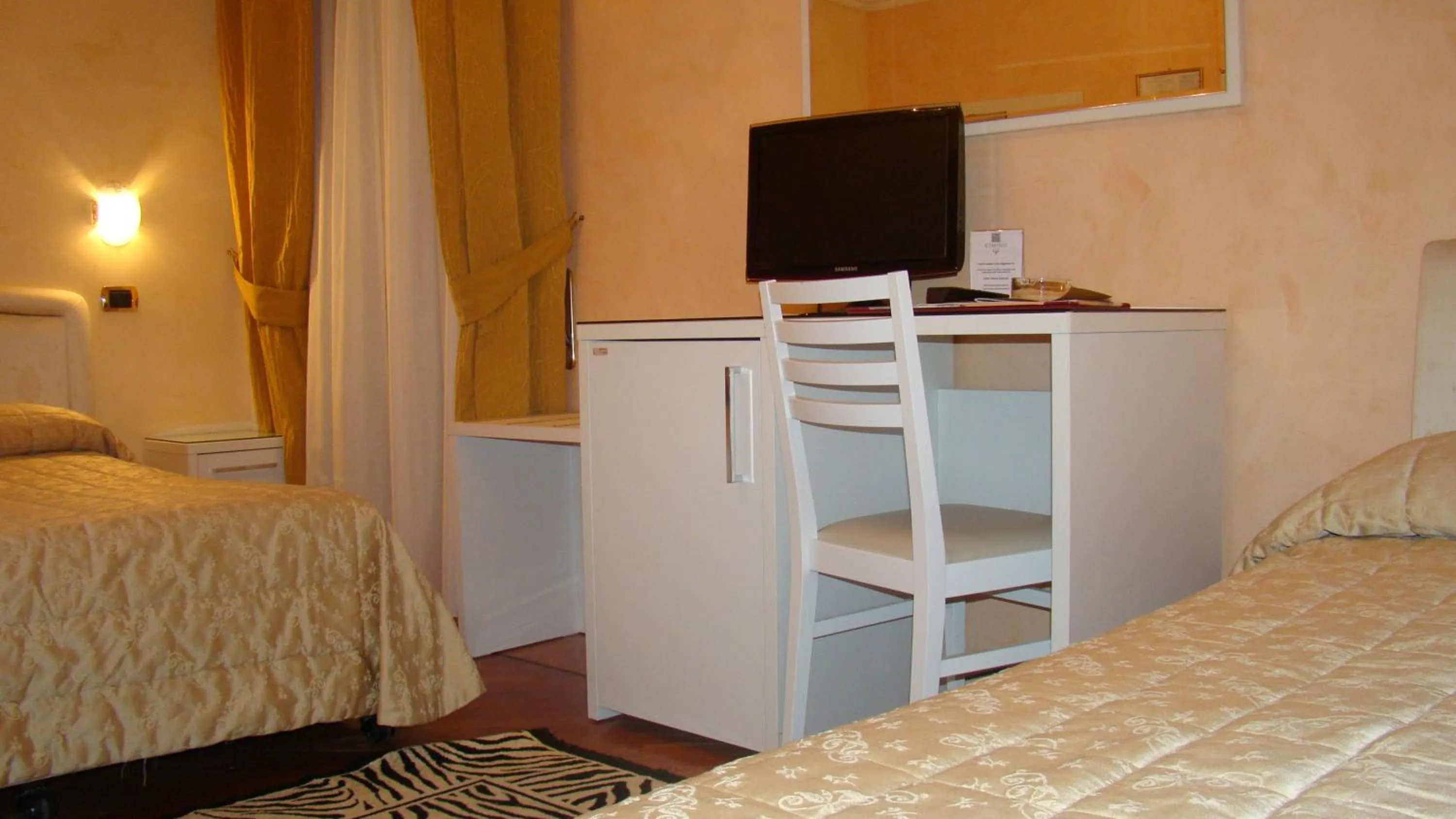 Decorative detail, Bed in Hotel Vienna Ostenda e Ristorante il Danubio