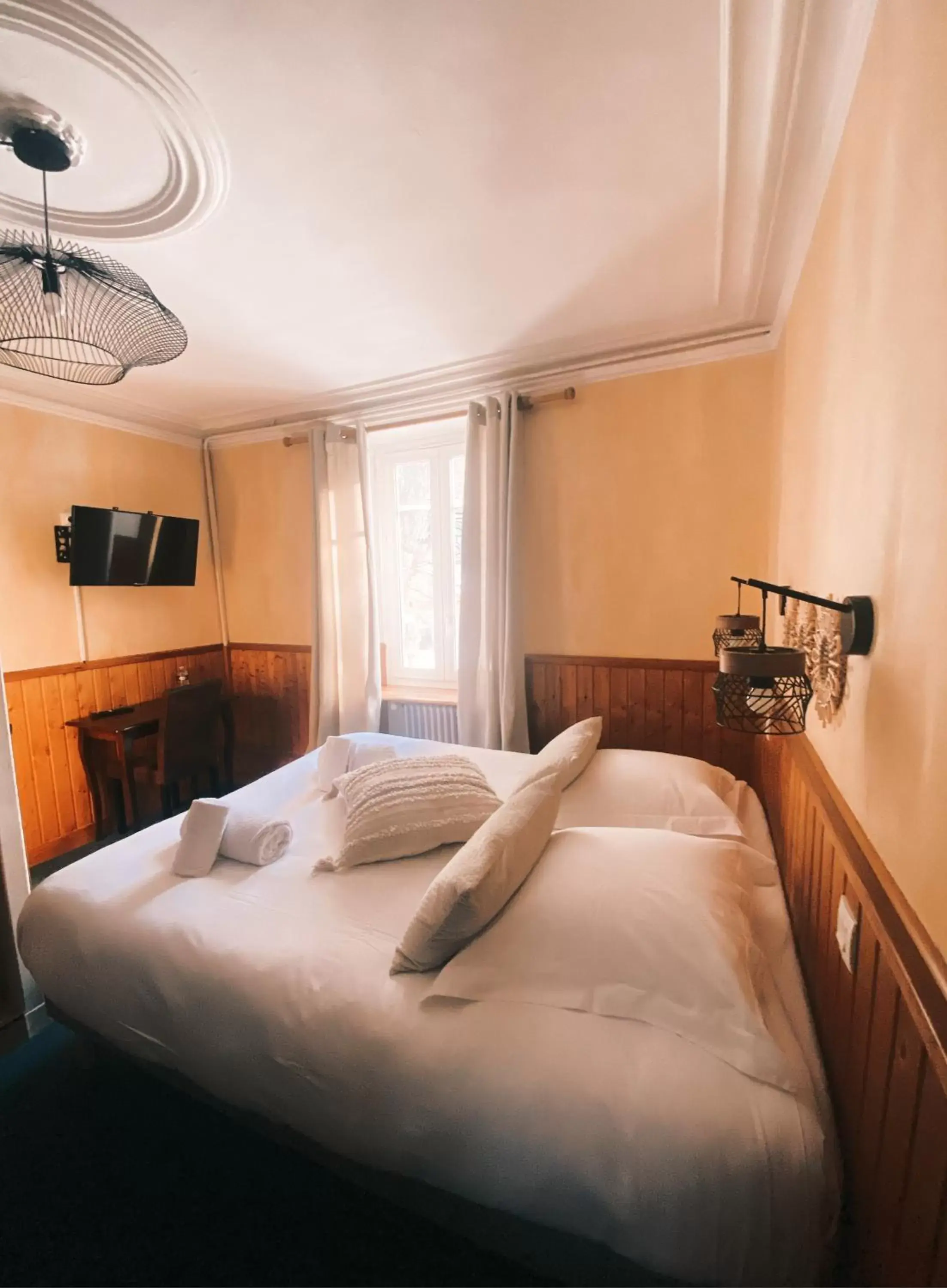 Standard Double Room with Private Bathroom and shared toilets in Hôtel Restaurant "La Petite Auberge" Standard Double Room with Private Bathroom and shared toilets in Hôtel Restaurant "La Petite Auberge"