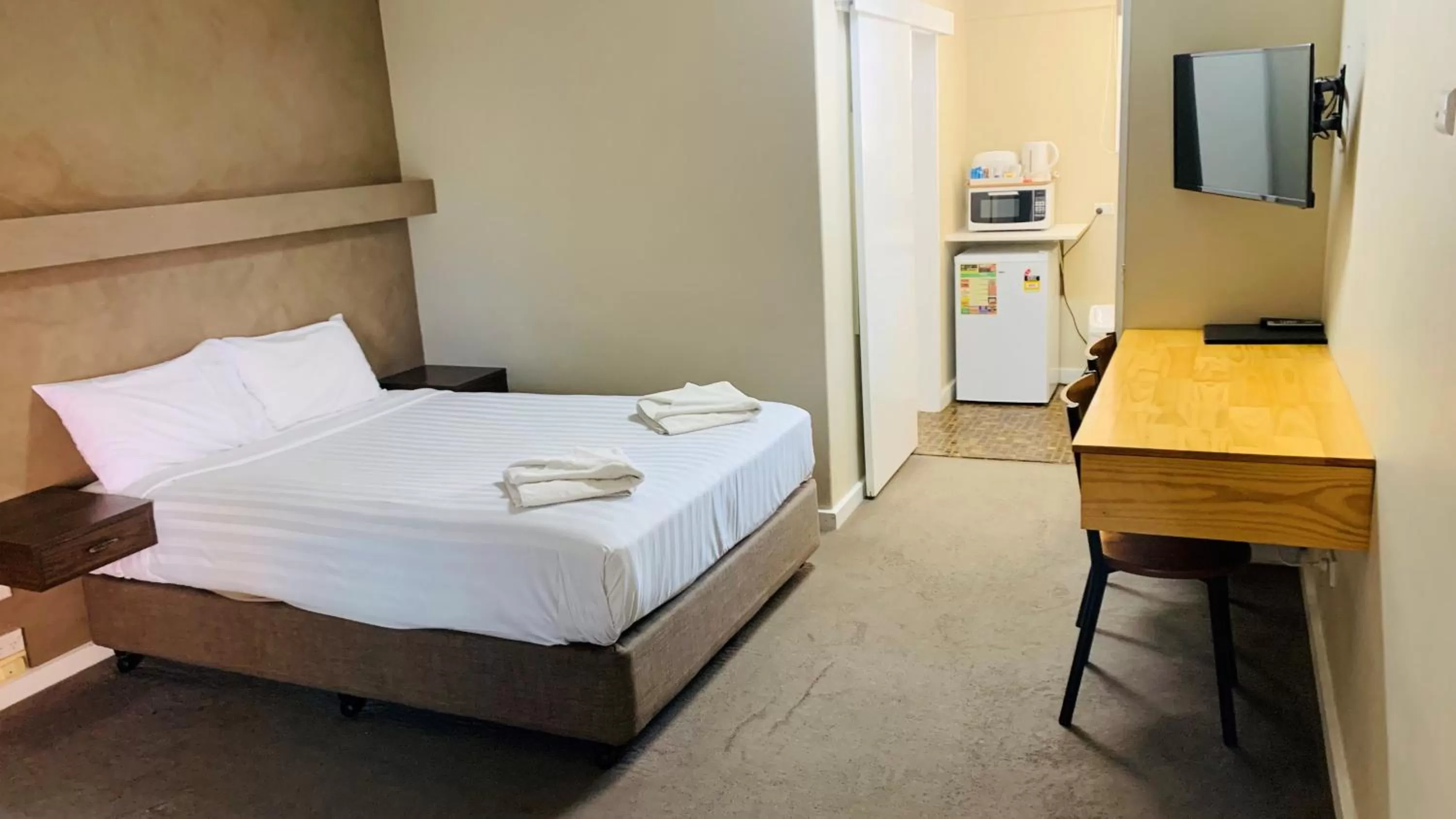 Bed in Mid City Plantation Motel