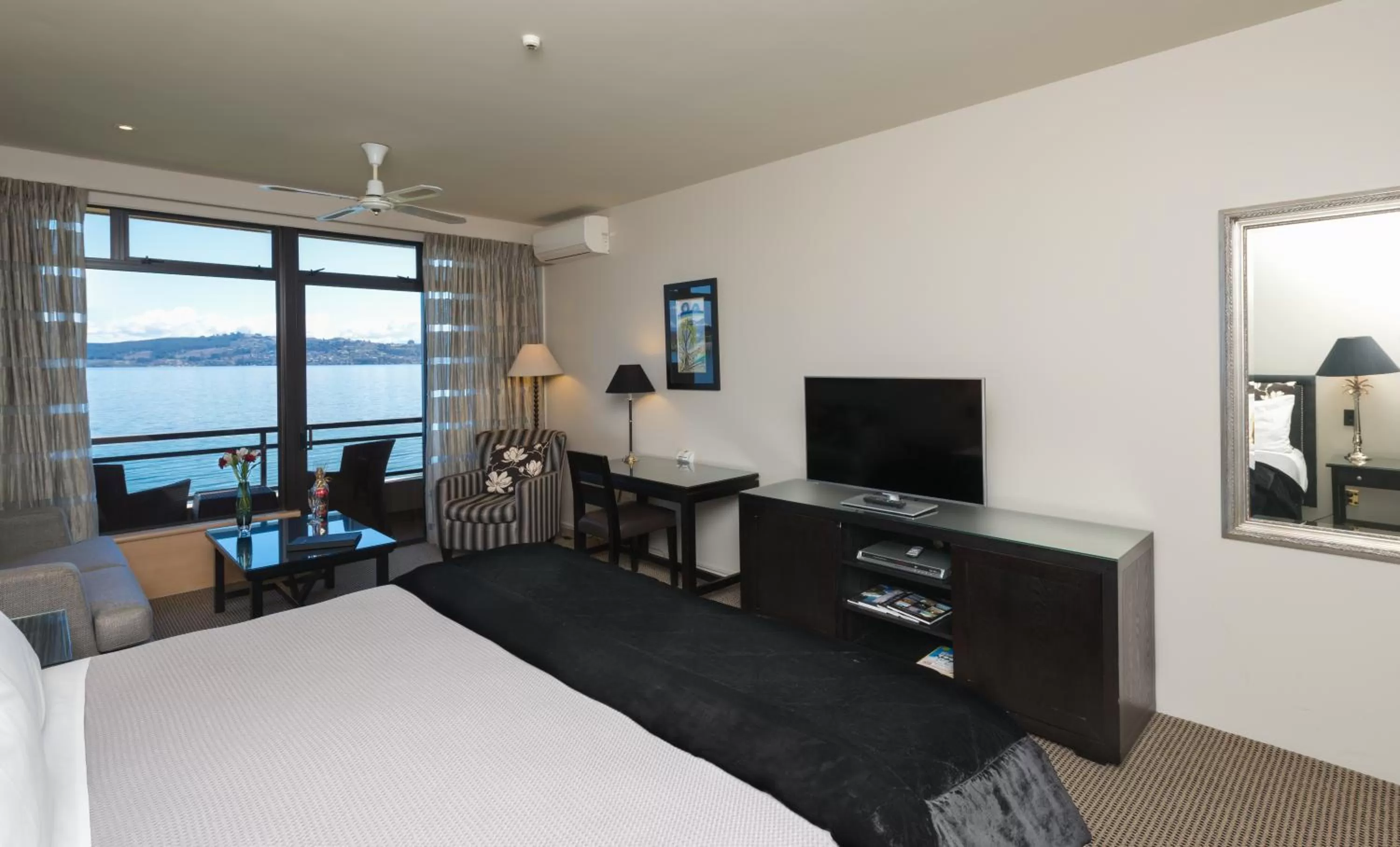 TV and multimedia, Bed in Millennium Hotel & Resort Manuels Taupo
