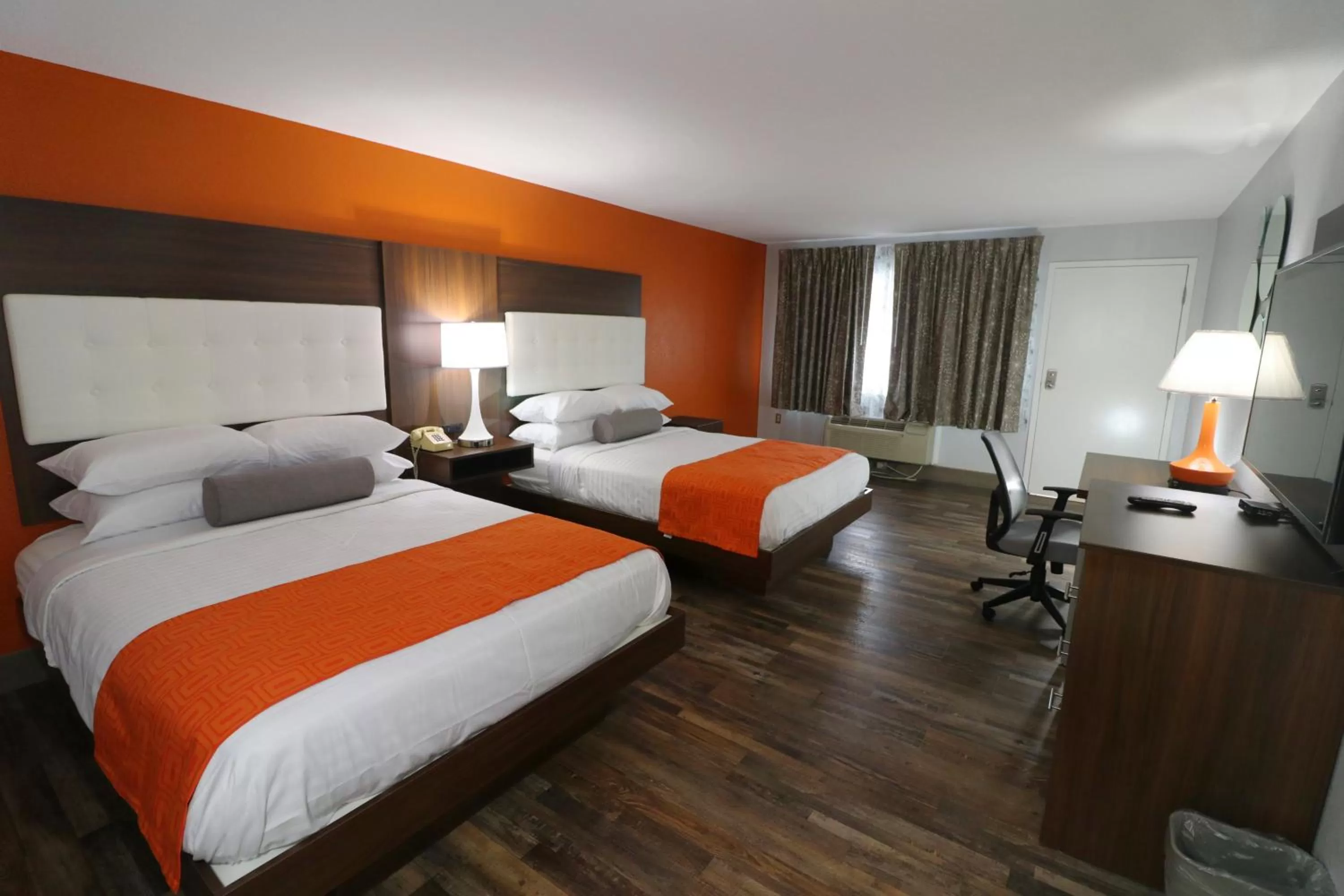 Photo of the whole room, Bed in Howard Johnson by Wyndham Downtown Gatlinburg