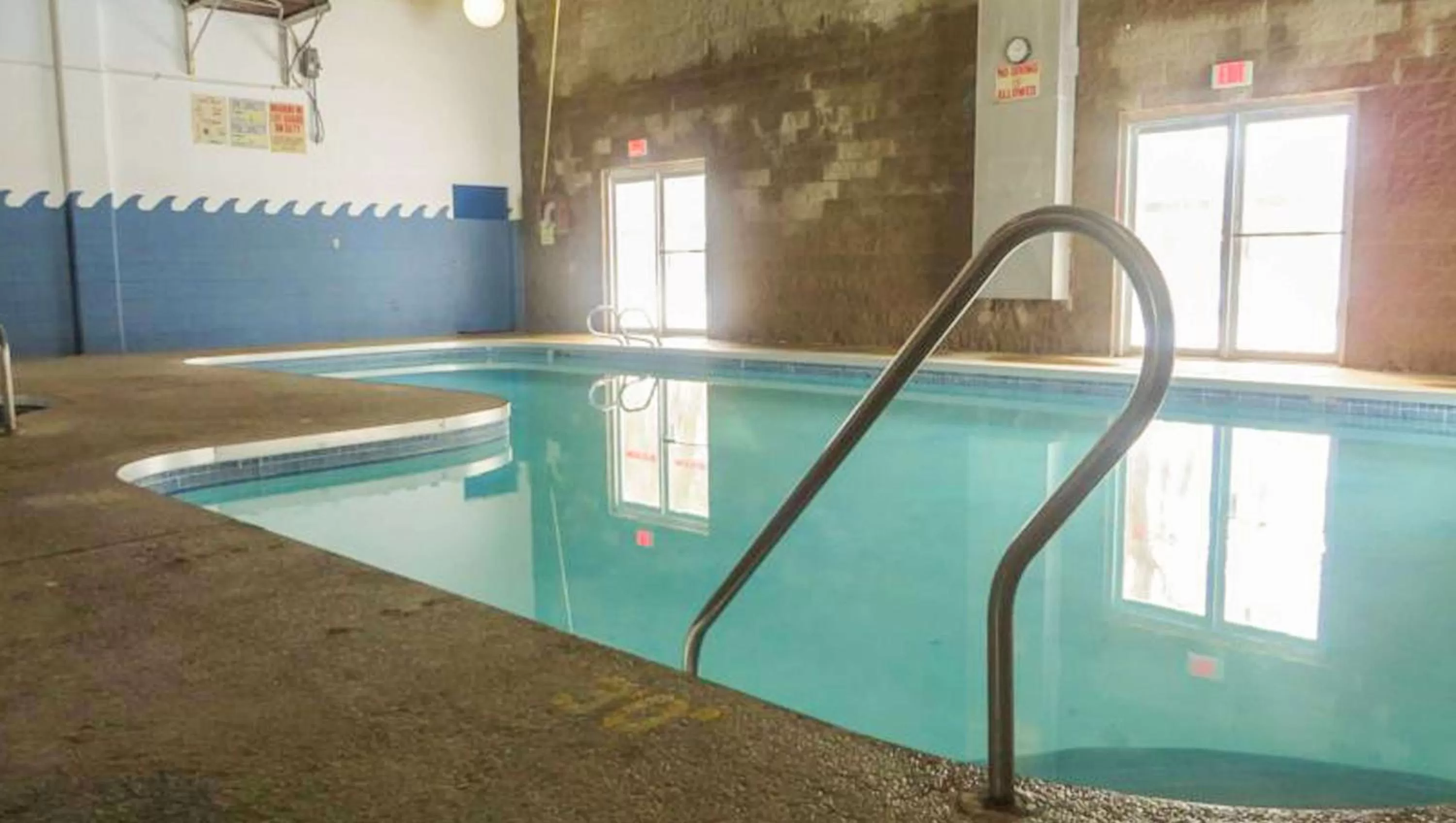 Swimming pool in Voyageur Inn and Conference Center