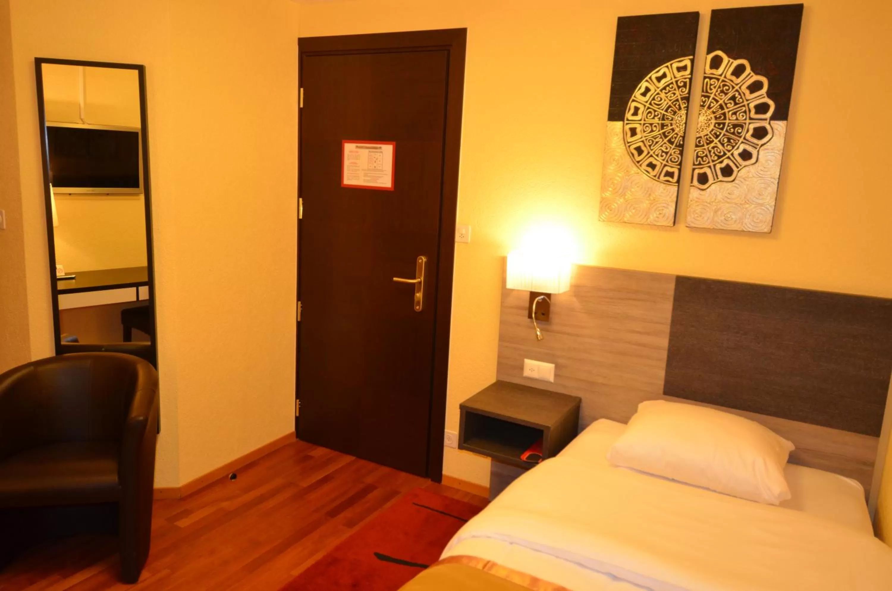 Photo of the whole room, Bed in Beausite