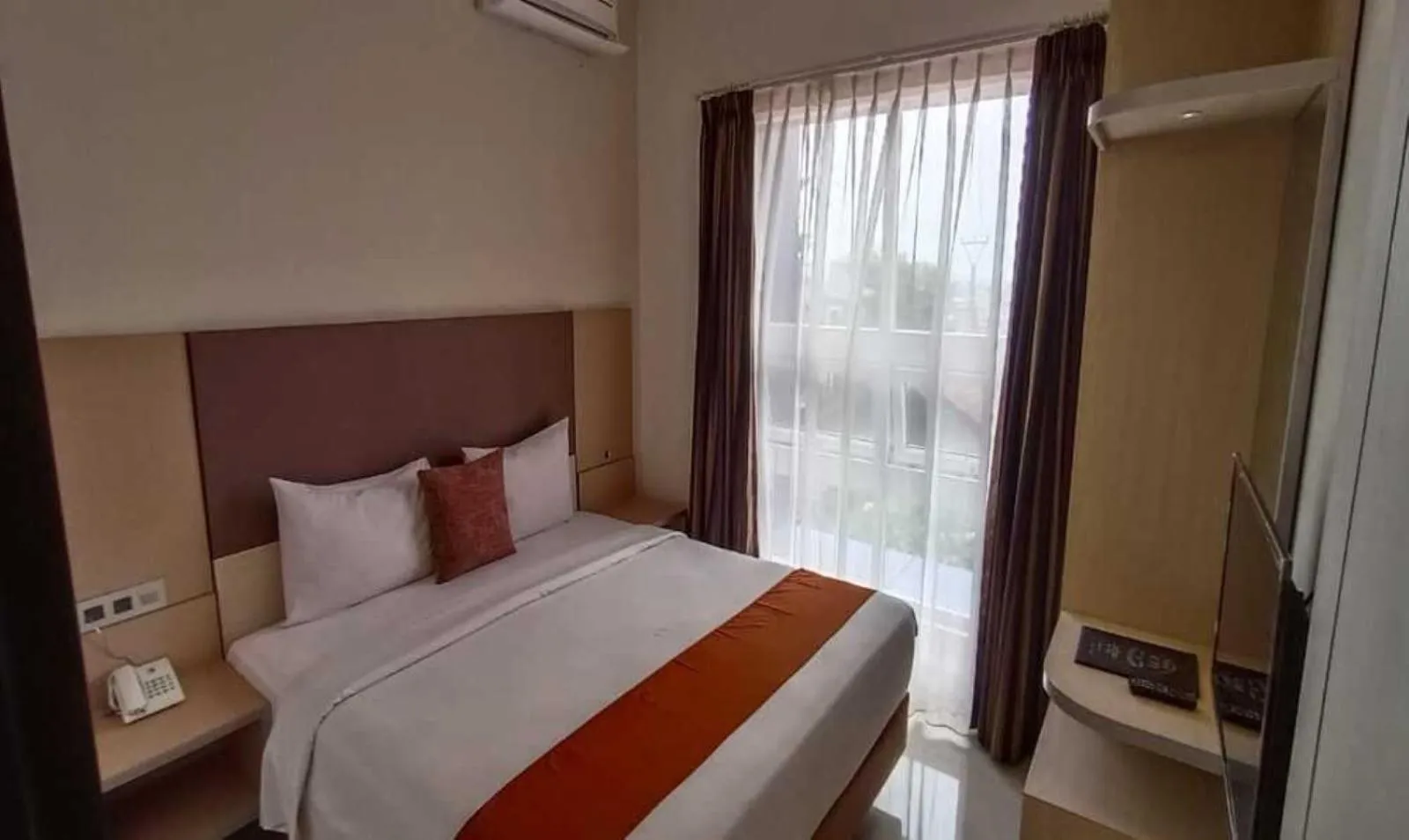 Bed in Sparks Odeon Sukabumi, ARTOTEL Curated