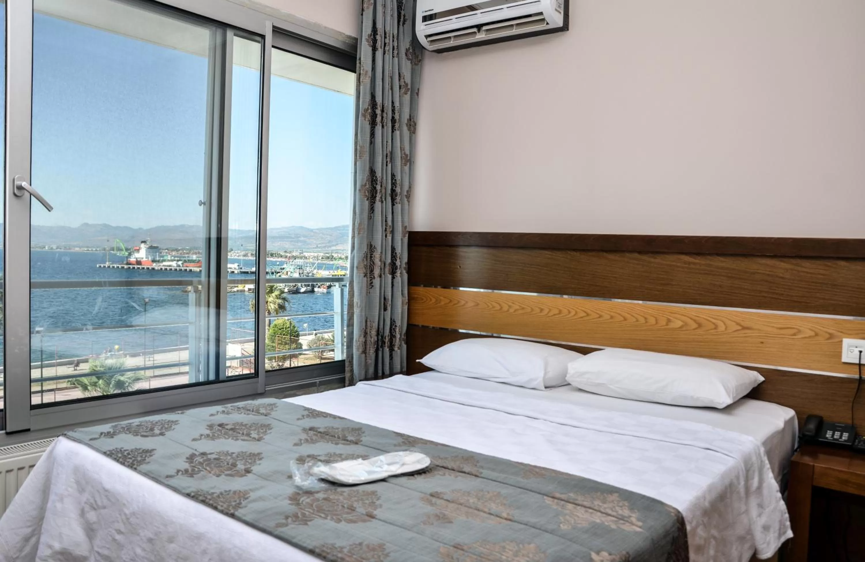 Day, Bed in Perla Hotel