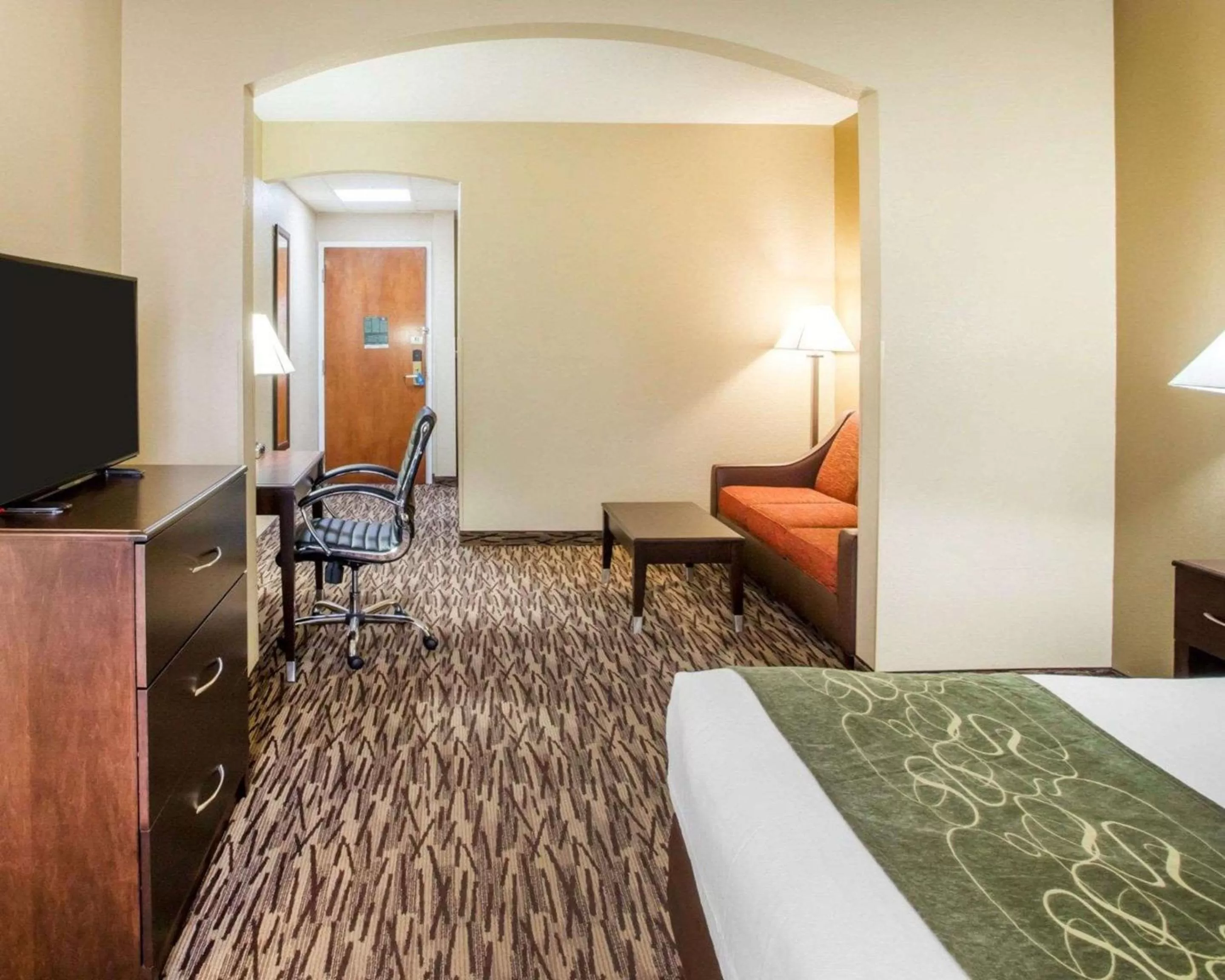 Photo of the whole room, Bed in Comfort Suites Lebanon