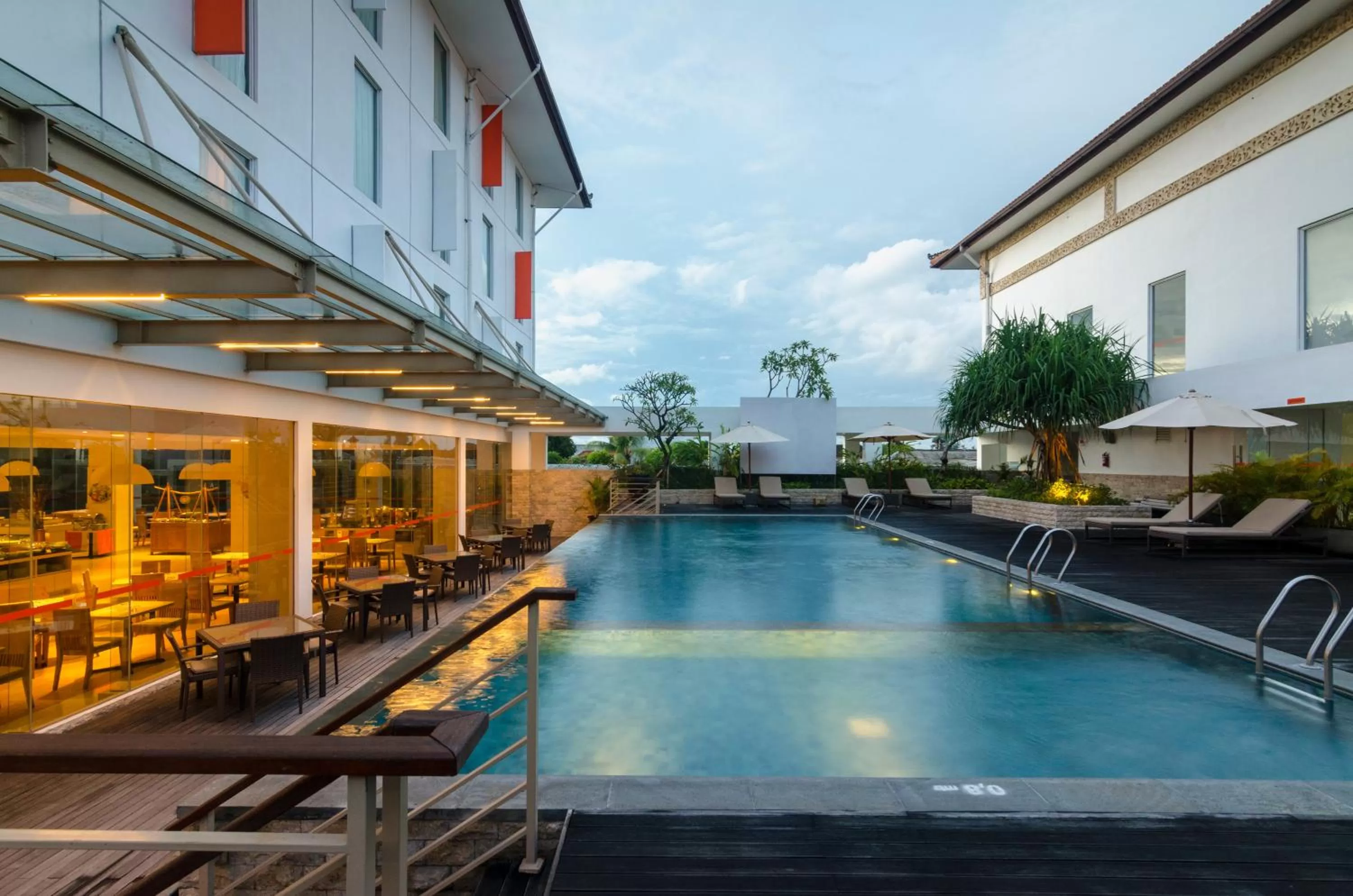 Swimming pool in HARRIS Hotel and Conventions Denpasar Bali