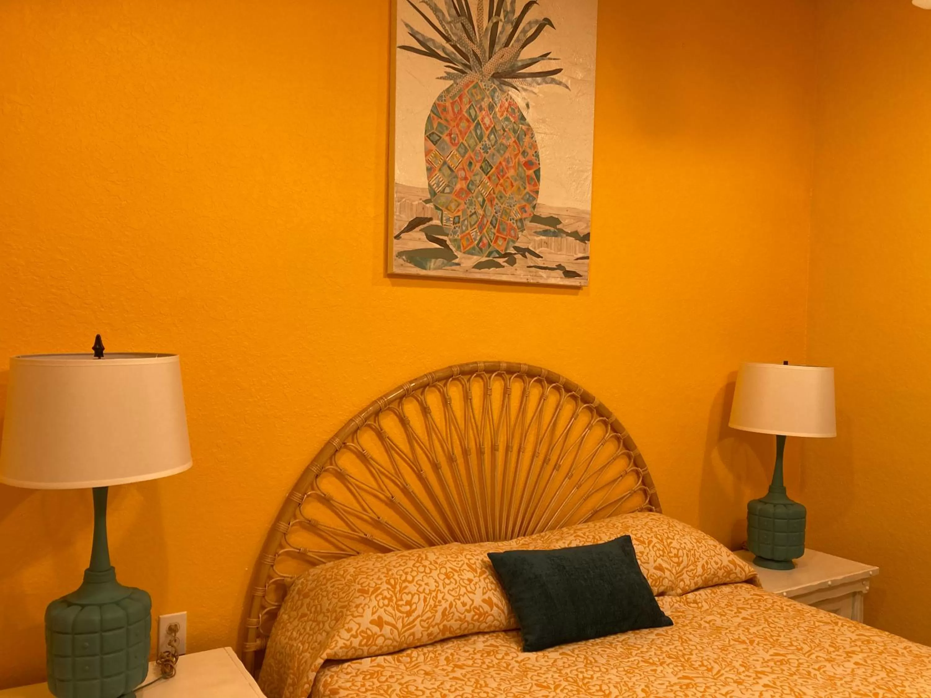 Bed in 3Gulls Inn Ozona-Boutique Hotel-Steps from Restaurants & Brewery-SwimSpa Pool-Pet Friendly