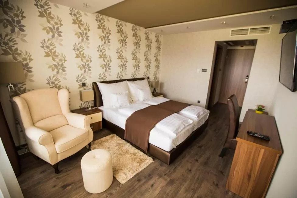 Photo of the whole room, Bed in Pole Position Beach Hotel