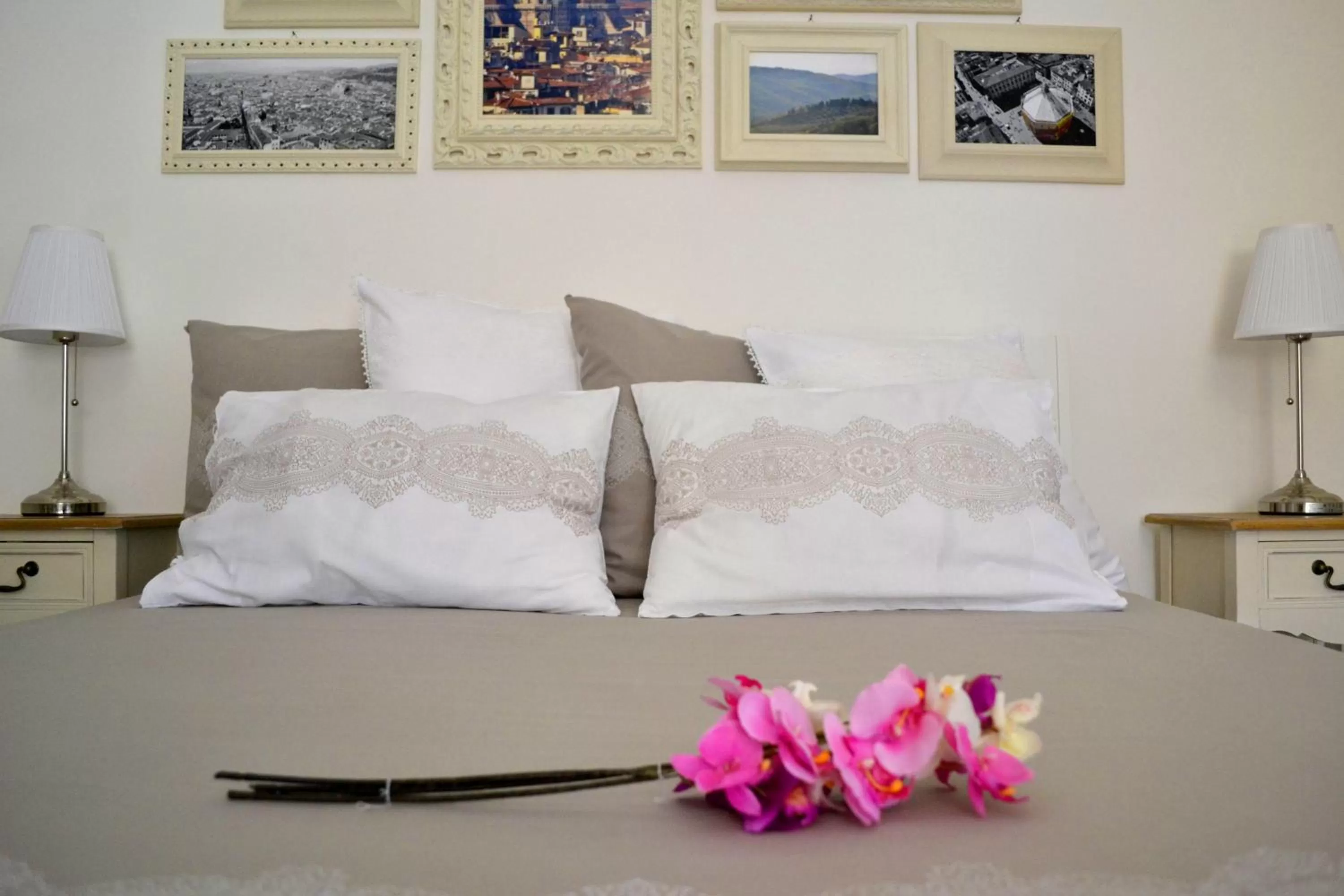 Decorative detail, Bed in Pontevecchio Relais