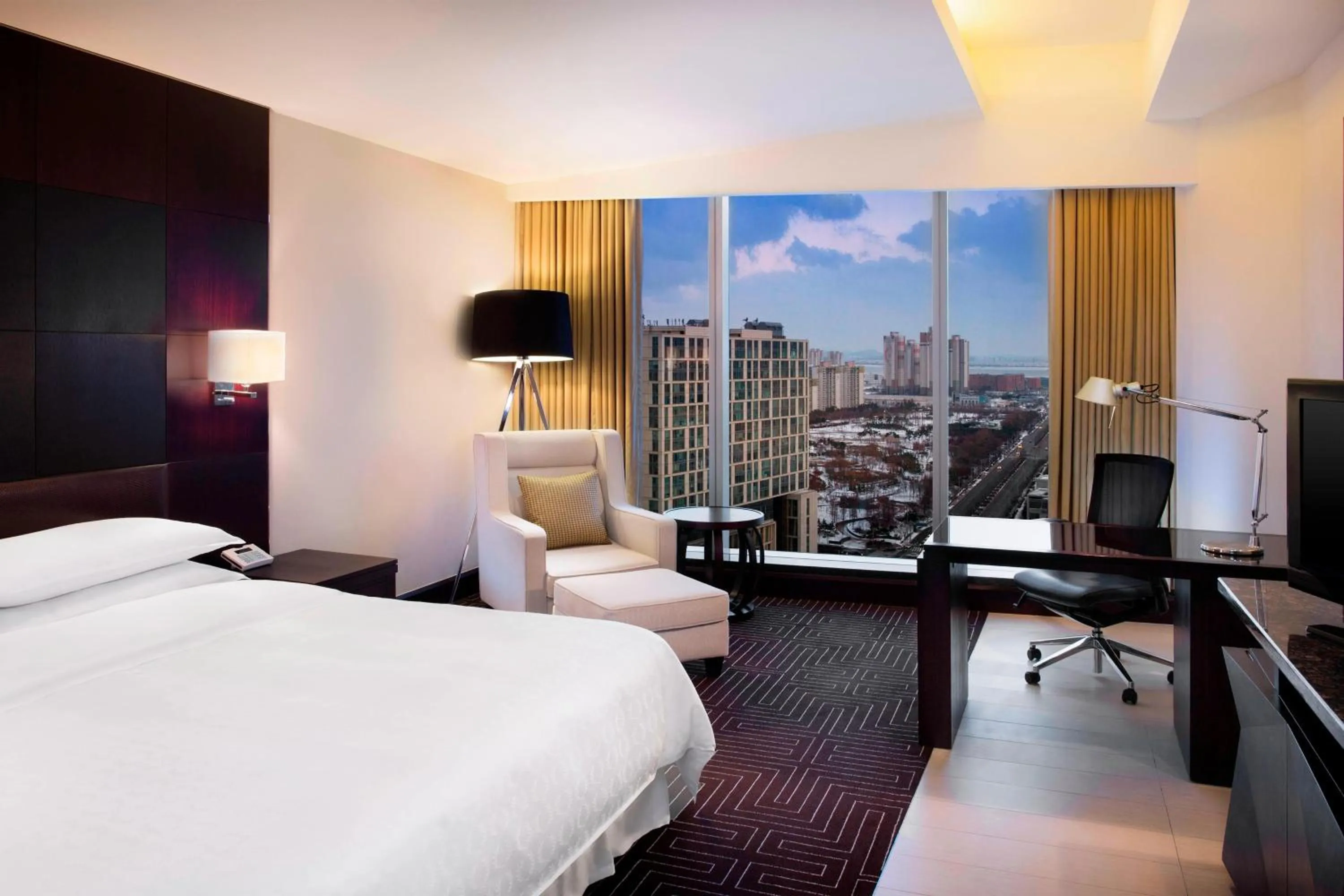 Photo of the whole room, Bed in Sheraton Grand Incheon Hotel