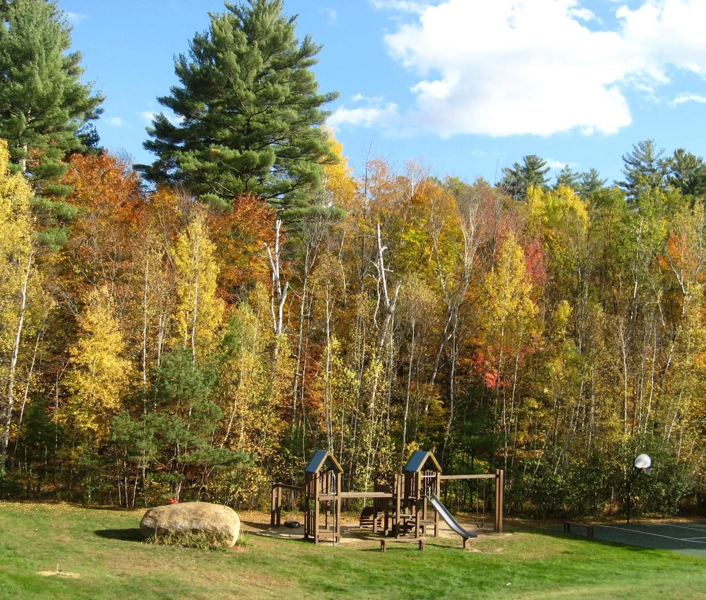 Children play ground in Cathedral Ledge Resort