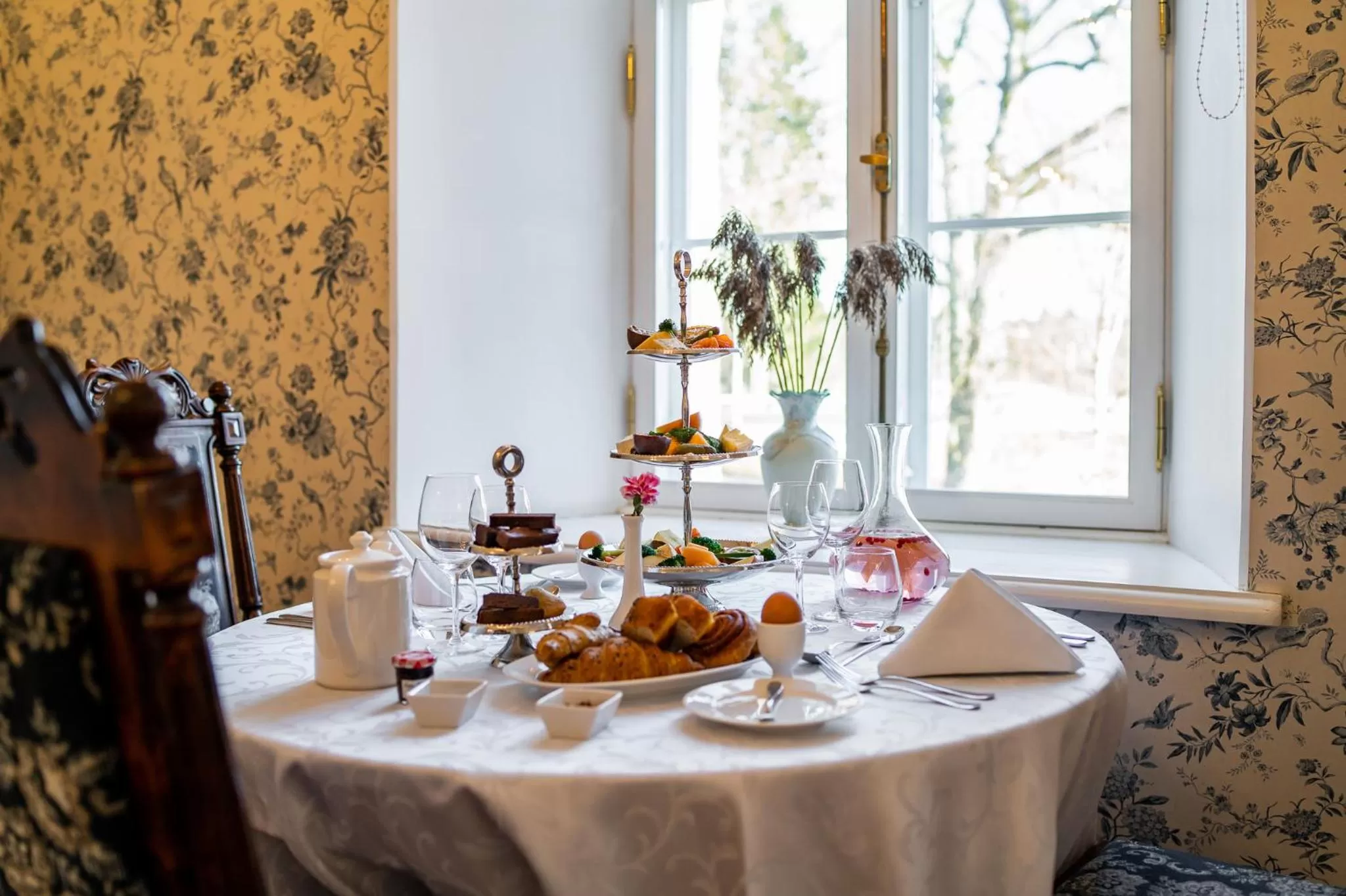 Breakfast in Padise Manor