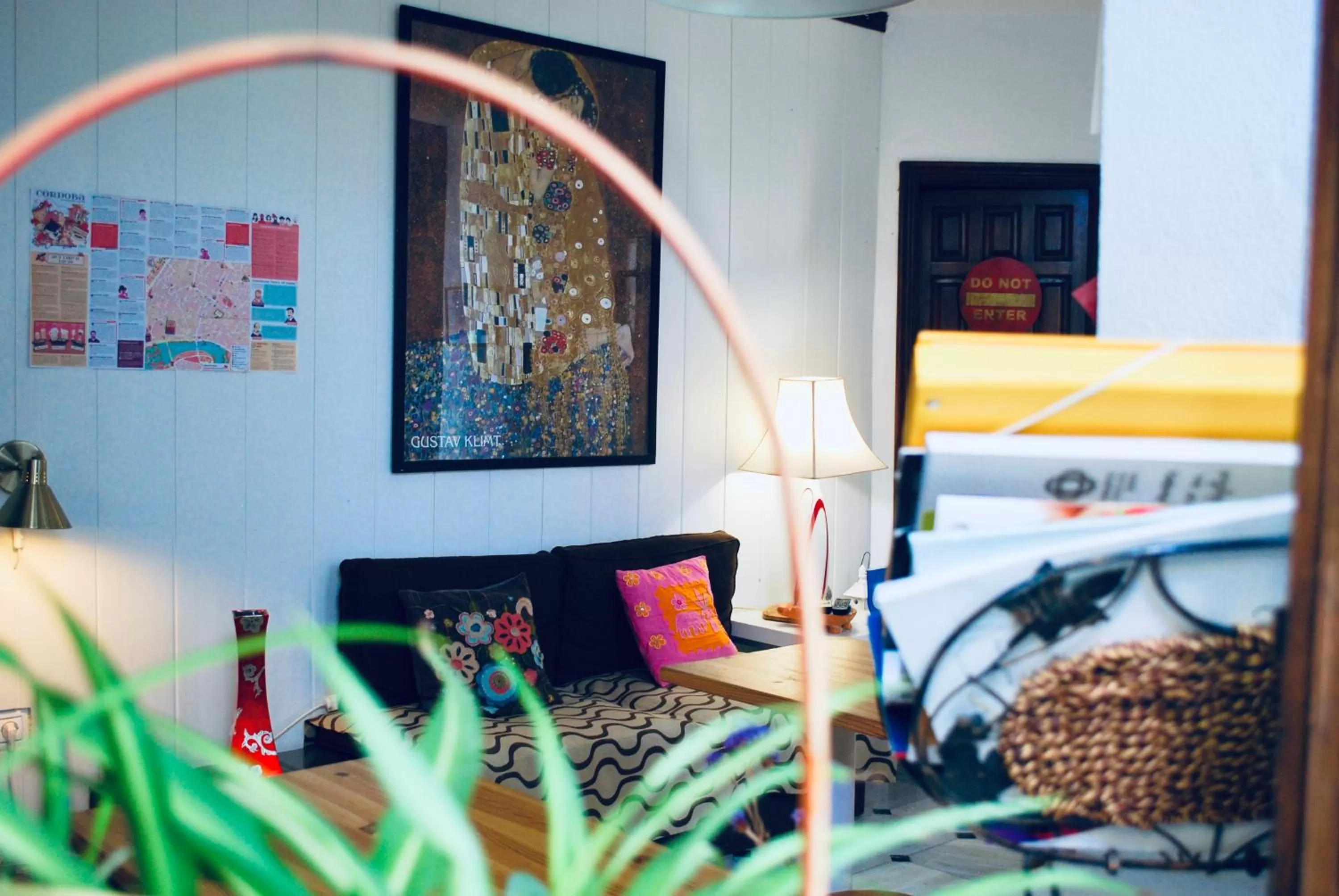 Communal lounge/ TV room in Backpacker Al-Katre