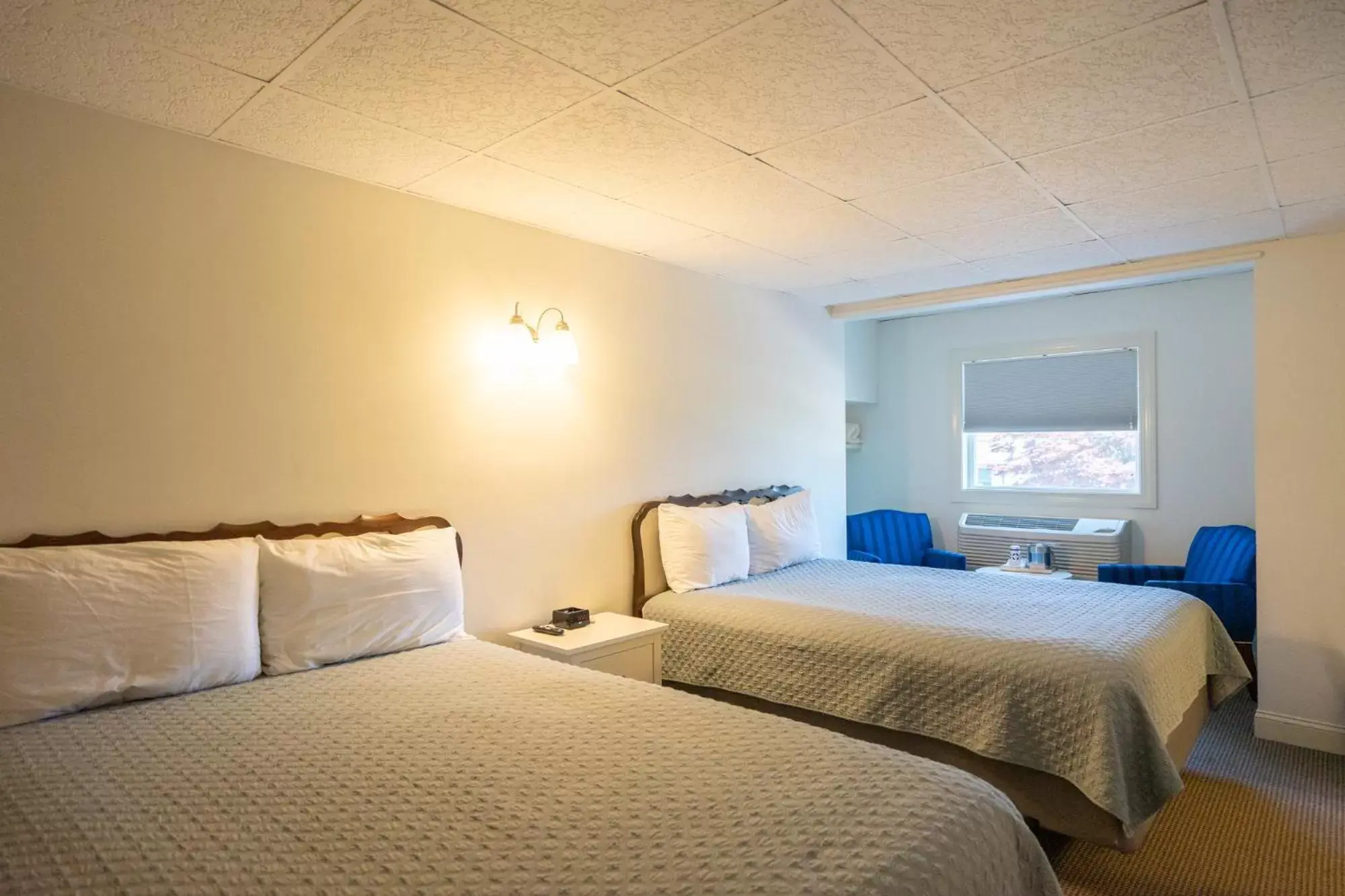 Queen Room with Two Queen Beds in Rhea's Inn Queen Room with Two Queen Beds in Rhea's Inn