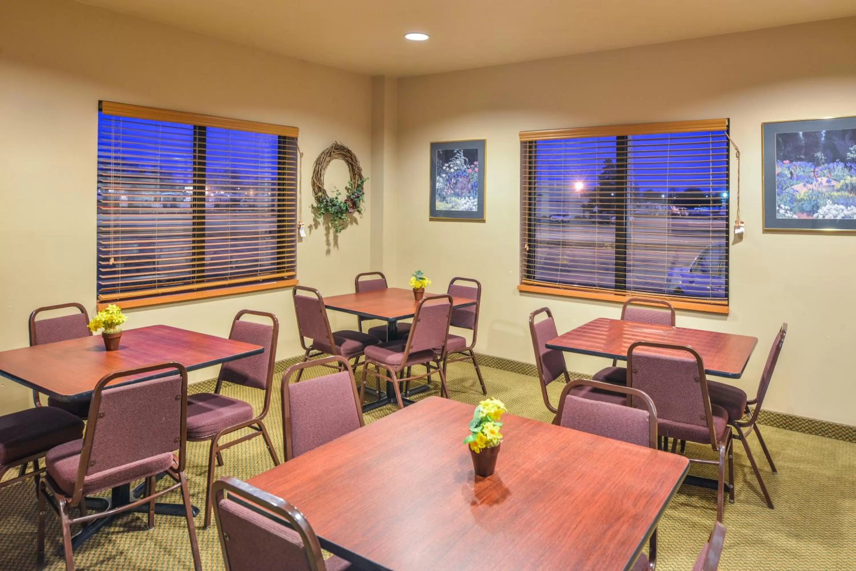 Meeting/conference room in Baymont by Wyndham Sioux Falls North,I-29,Russell St, Airport