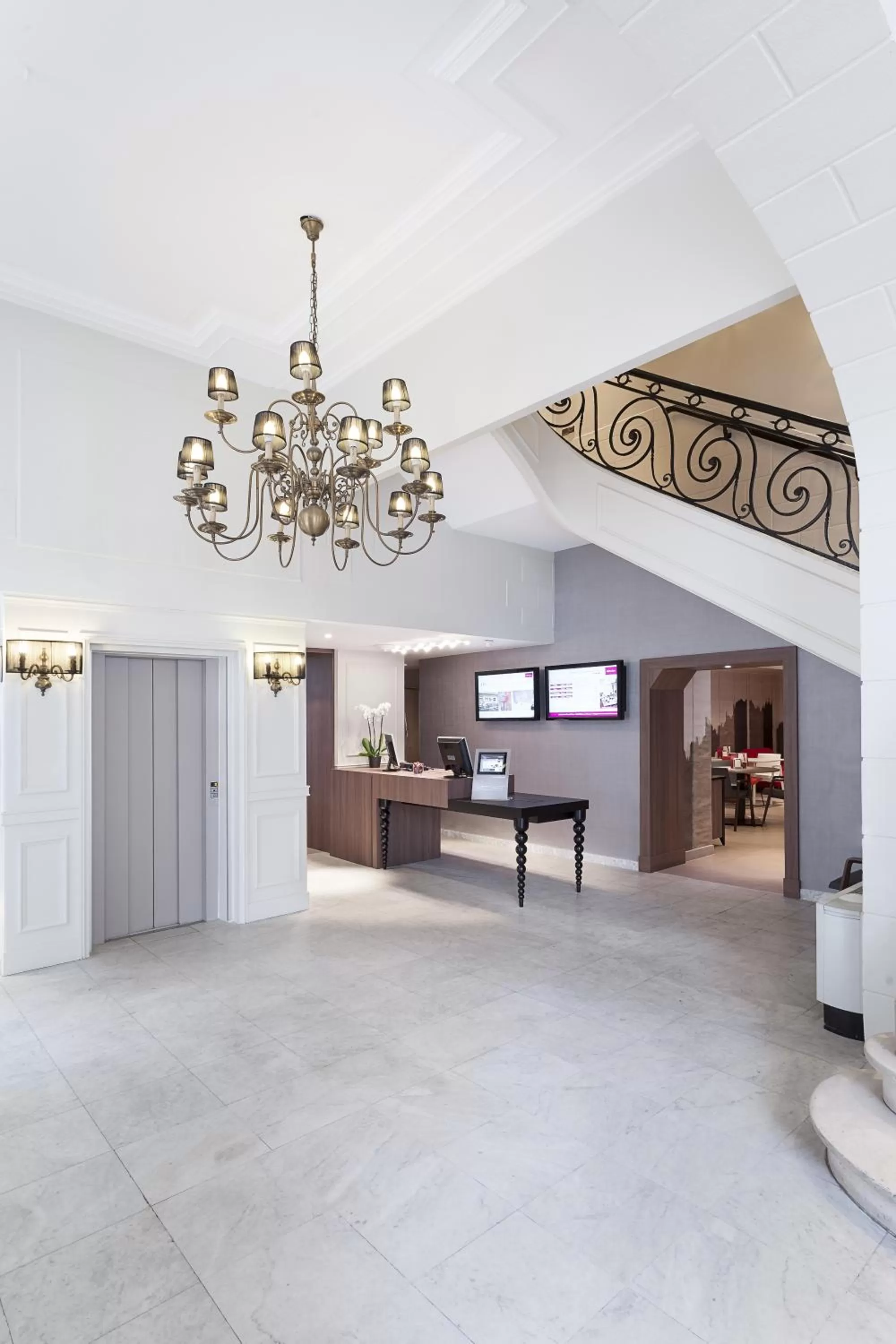 Lobby or reception in Mercure Lille Centre Grand Place