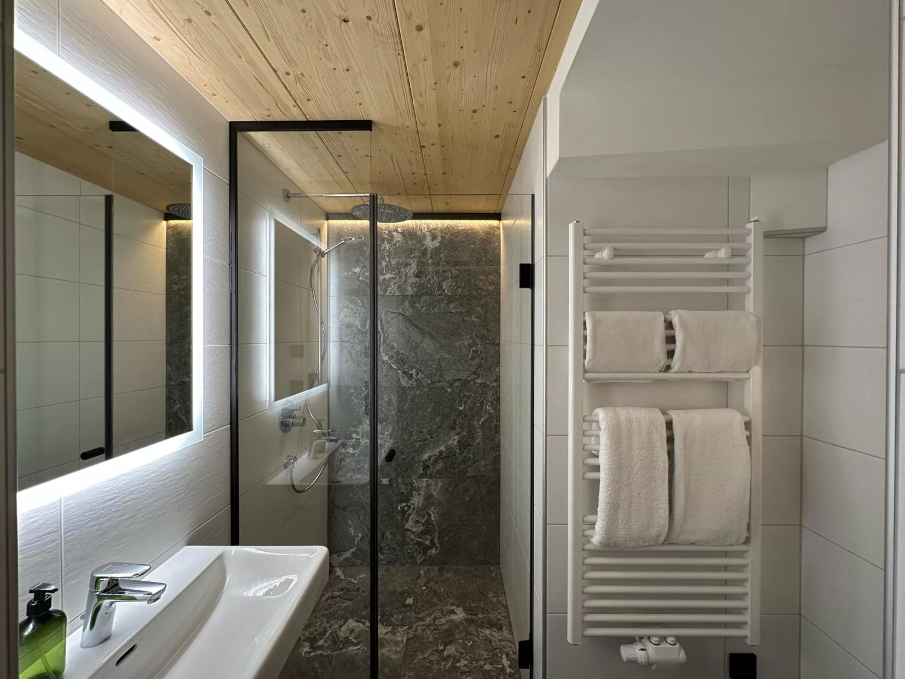 Shower in Pension Dorferwirt