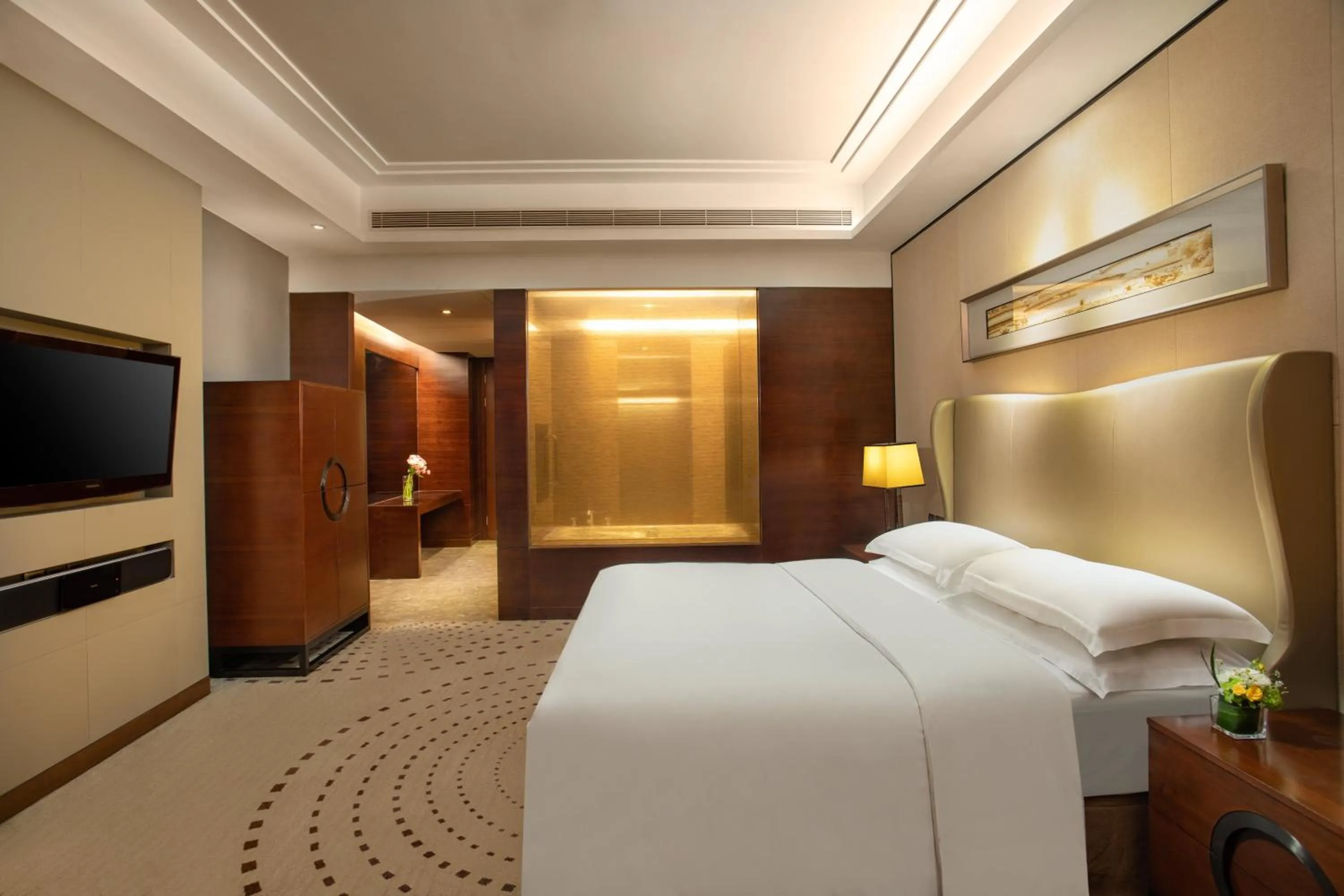 Photo of the whole room, Bed in Crowne Plaza Huizhou by IHG