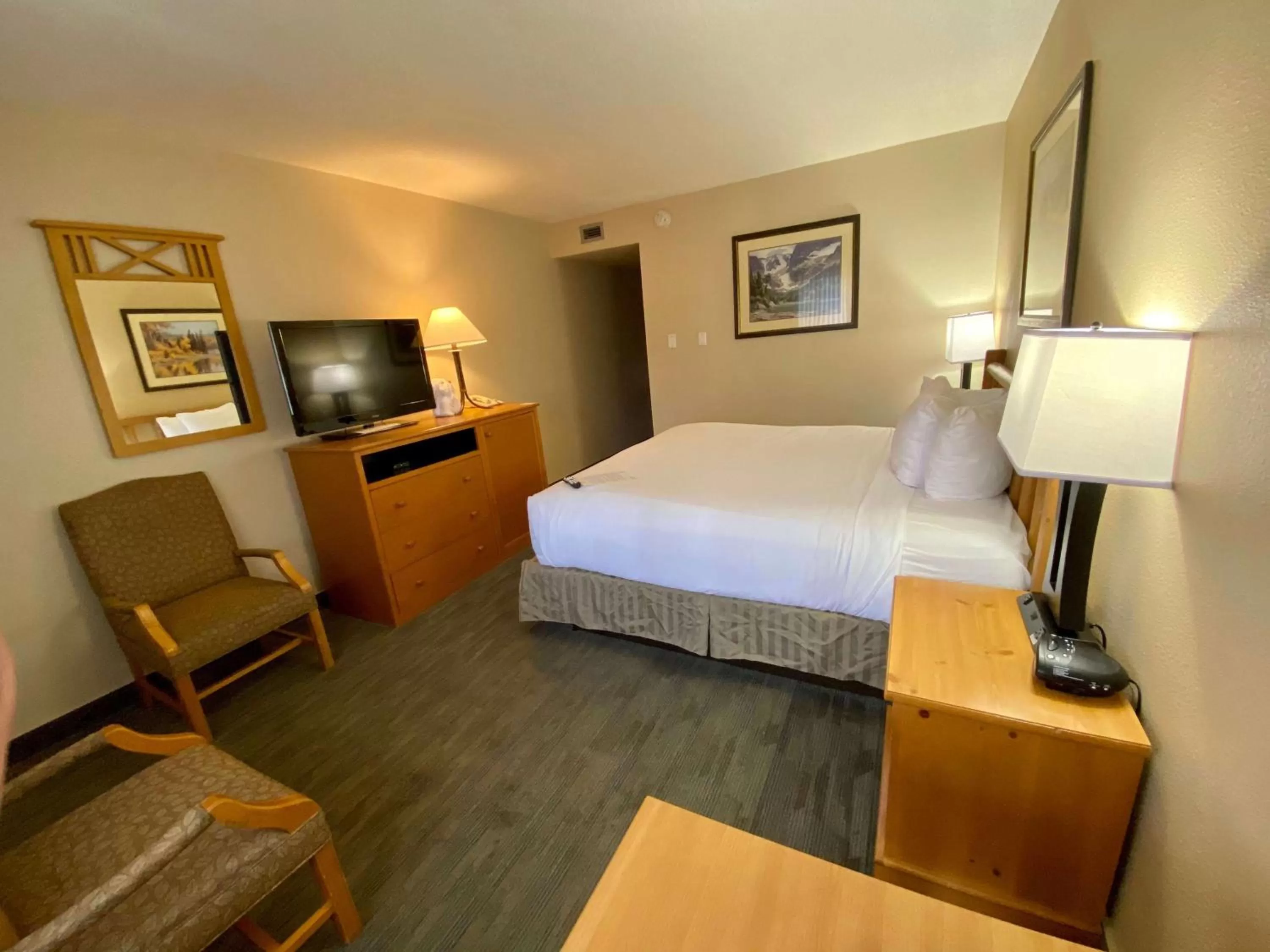 Photo of the whole room, Bed in Best Western Sheridan Center