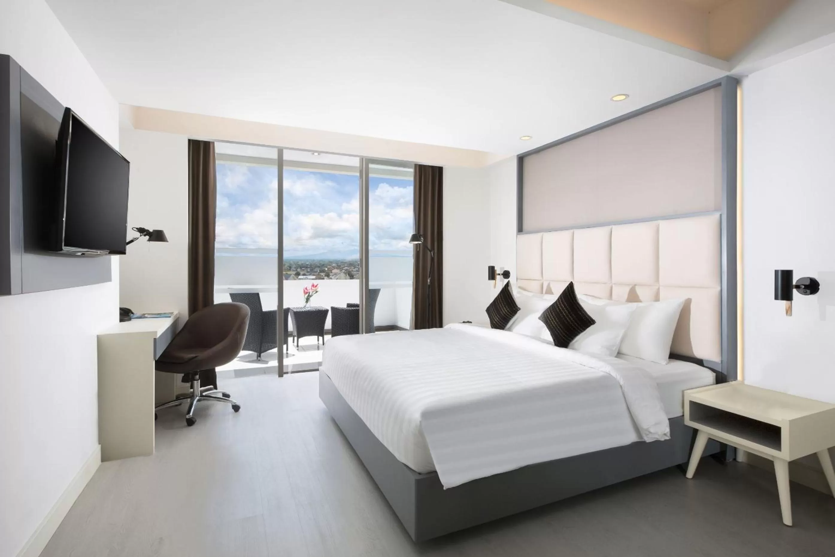 Communal lounge/ TV room, Bed in INNSiDE by Meliá Yogyakarta