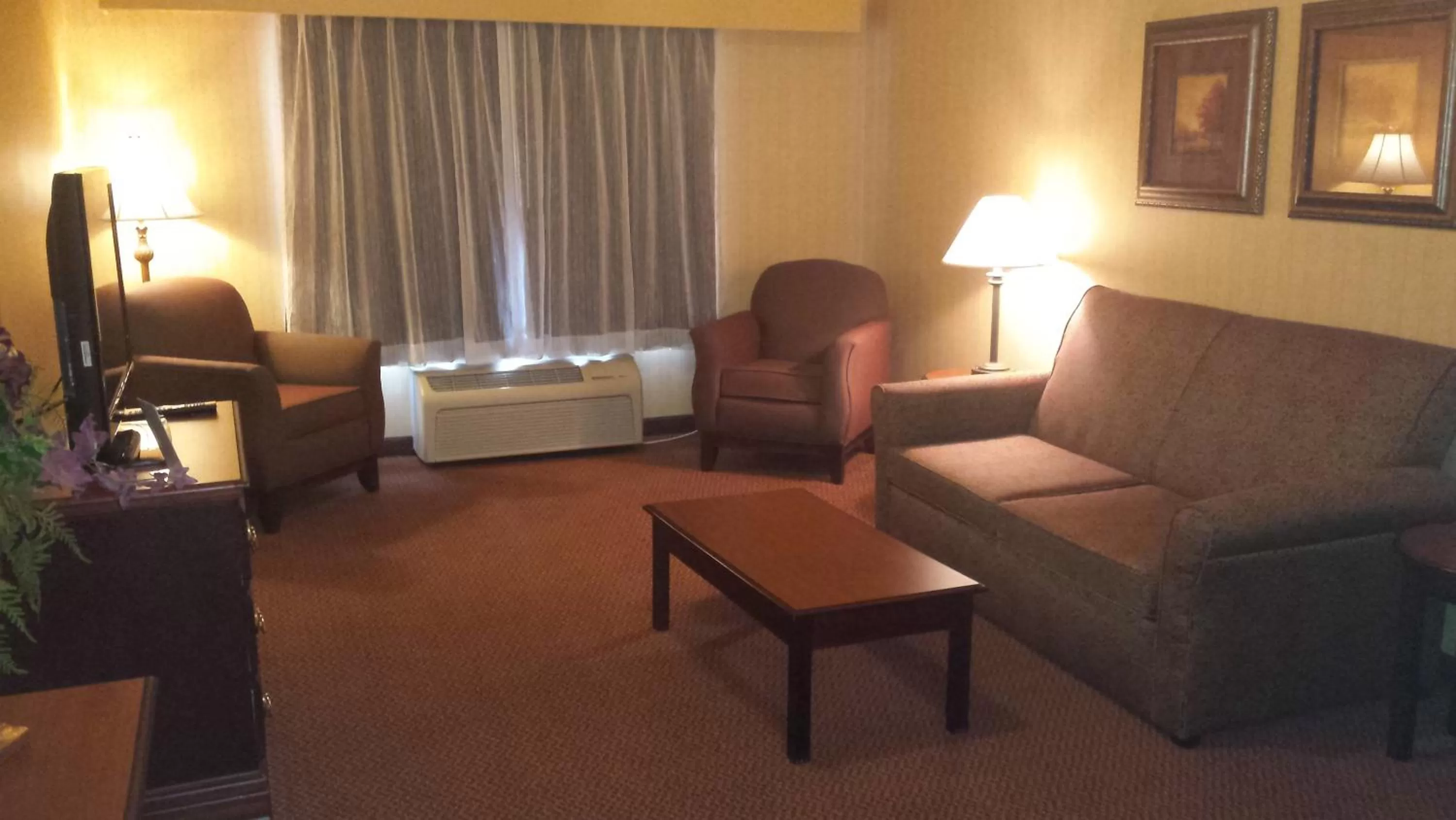 Living room in Town & Country Inn and Suites